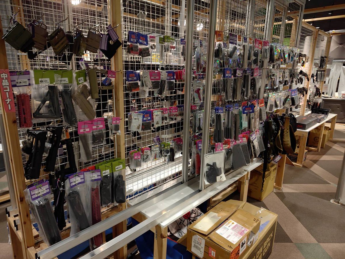 Area41Y's tweet photo. 本日は水曜日！
１７時からのオープンとなっております。
中古の商品追加しました！
パーツなど細かいものたくさんありますので、みなさん見にきてねー
＃AREA41 https://t.co/q4ge6zNlAu