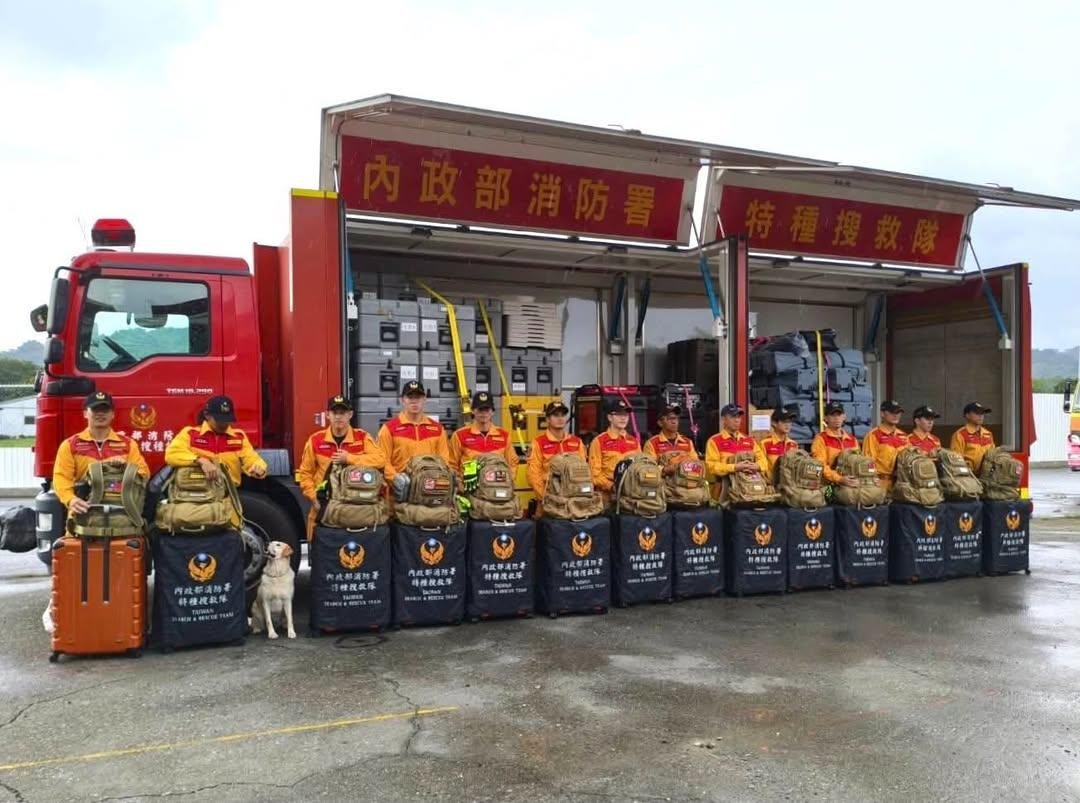 sam51824016070's tweet photo. 台日友好不是嘴巴上说说，而是有具体行动的，据台湾媒体报道，台湾救援队随时准备好驰援熊本灾区。

台湾网友；

日本有事 台湾有事
中国有事 干我屁事 https://t.co/Hp7zJm2lZE