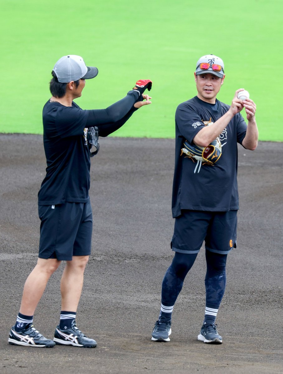 _m_79kame's tweet photo. 投げ方教わってた⚾️

#亀井善行 #giants #ジャイアンツ
2026.07.29 ジャイアンツ球場 https://t.co/mQ0ChkfmkJ