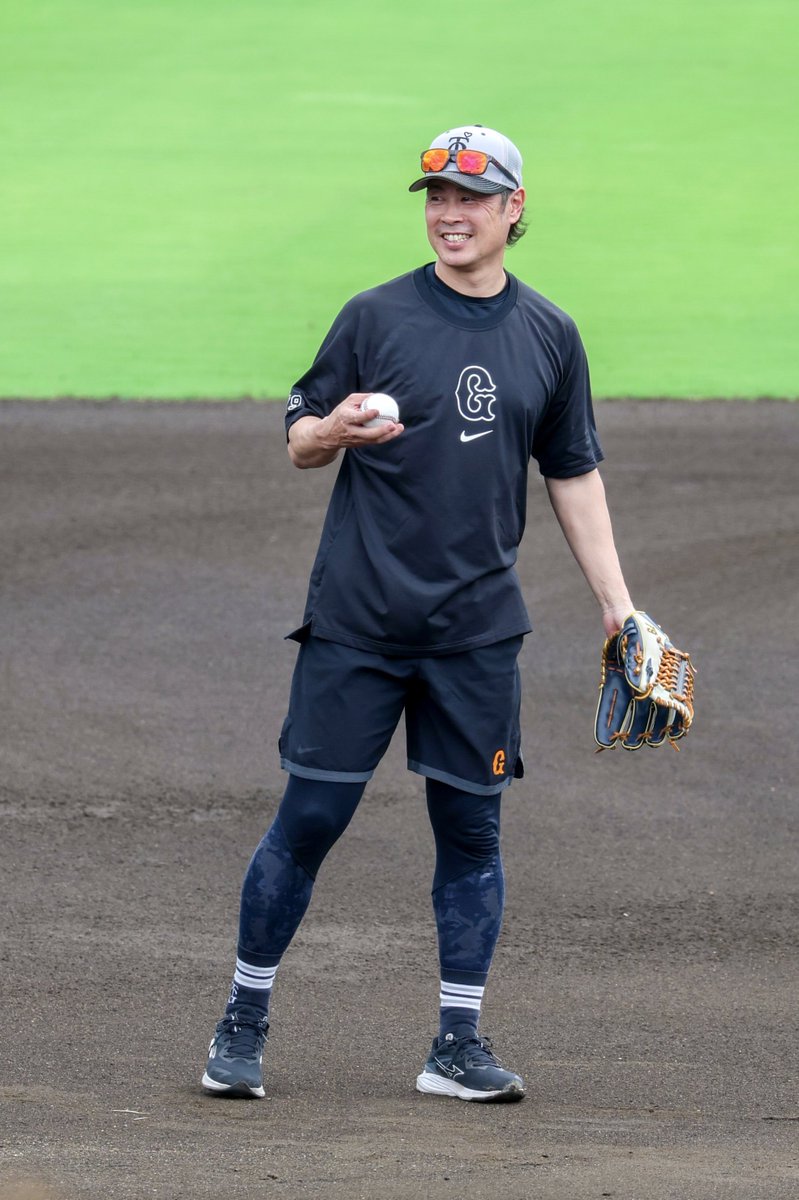 _m_79kame's tweet photo. 投げ方教わってた⚾️

#亀井善行 #giants #ジャイアンツ
2026.07.29 ジャイアンツ球場 https://t.co/mQ0ChkfmkJ