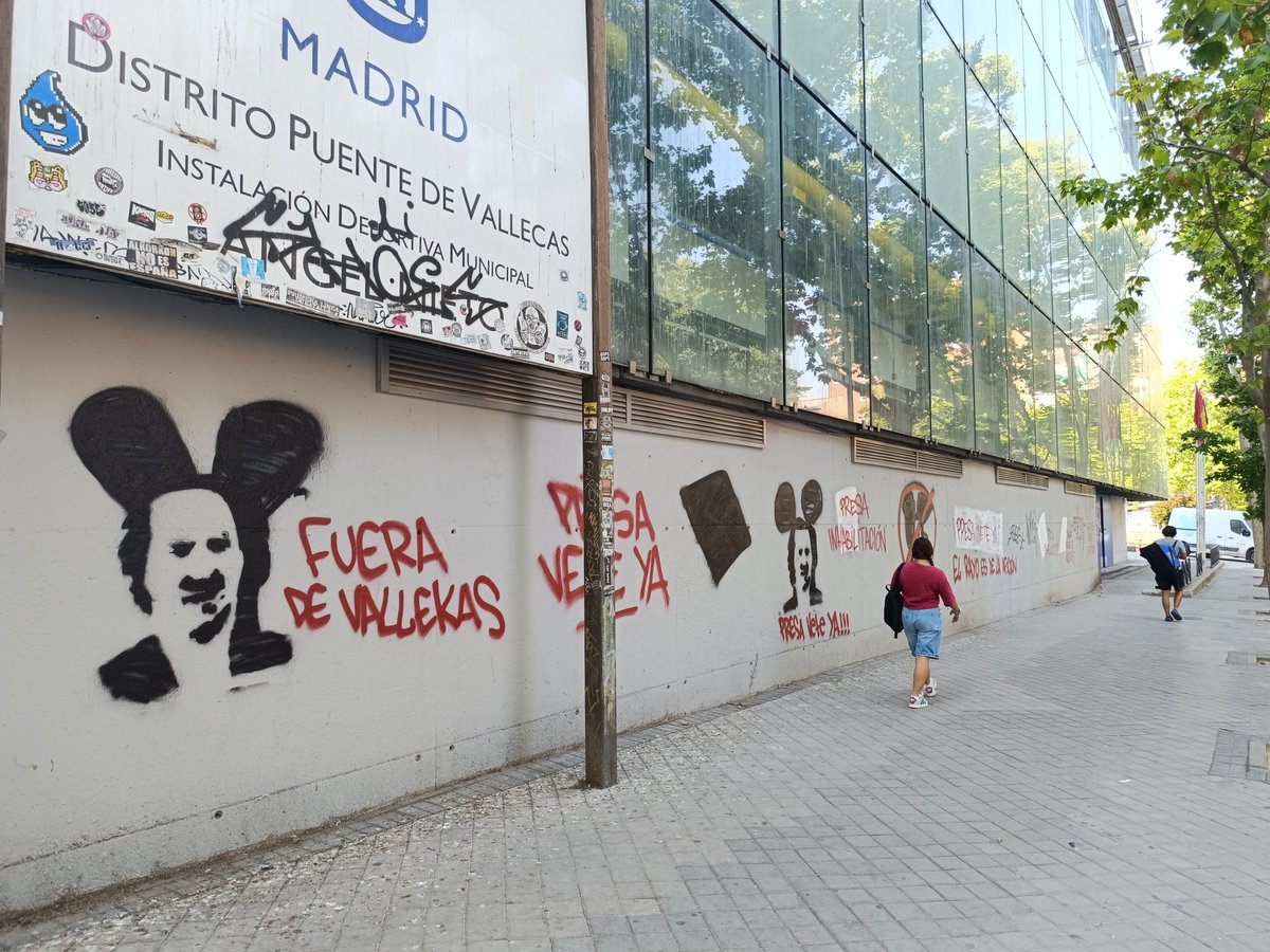 AS_MMartin's tweet photo. 🏟️ Pintadas contra Presa en los aledaños del estadio de Vallecas
📸 @diarioas https://t.co/RPYq6984Dj