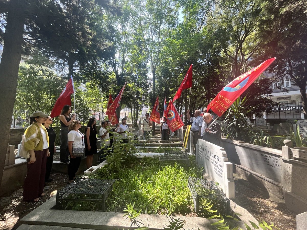 ilericigenclik_'s tweet photo. Engin Çınarımız Zeki Özhoroz’u Andık

DİSK’e bağlı Maden-İş sendikasında örgütlü bir metal işçisi olarak sürdürdüğü yaşamı boyunca; 12 Eylül faşizmi, TKP’nin likidasyon süreci, Ürün Sosyalist Dergi’nin yeniden çıkışı ve 1920 TKP’nin kuruluşuyla TKP’nin siyasal ve sosyal yaşama geri dönüşü gibi pek çok mücadele safhasına göğüs gerdi.

✒️: https://t.co/JPRBxoohSB