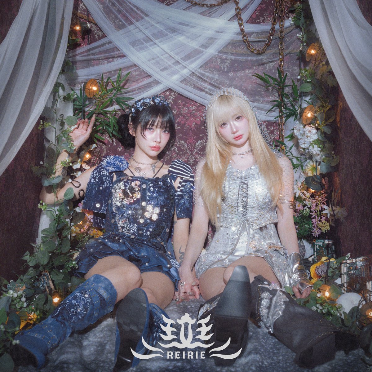 REIRIEofficial's tweet photo. ╔═══════════════╗
               「ひなたぼっこ / 斑」
     ジャケット写真＆特典絵柄公開！
╚═══════════════╝

詳細→https://t.co/OIBQssIO19

8月26日(水)配信に先駆けPre-add / Pre-saveもスタート！
「ひなたぼっこ / 斑」Pre-add / Pre-save：
https://t.co/cRcwK0K23M

#REIRIE #れいりえ #黒宮れい #金子理江