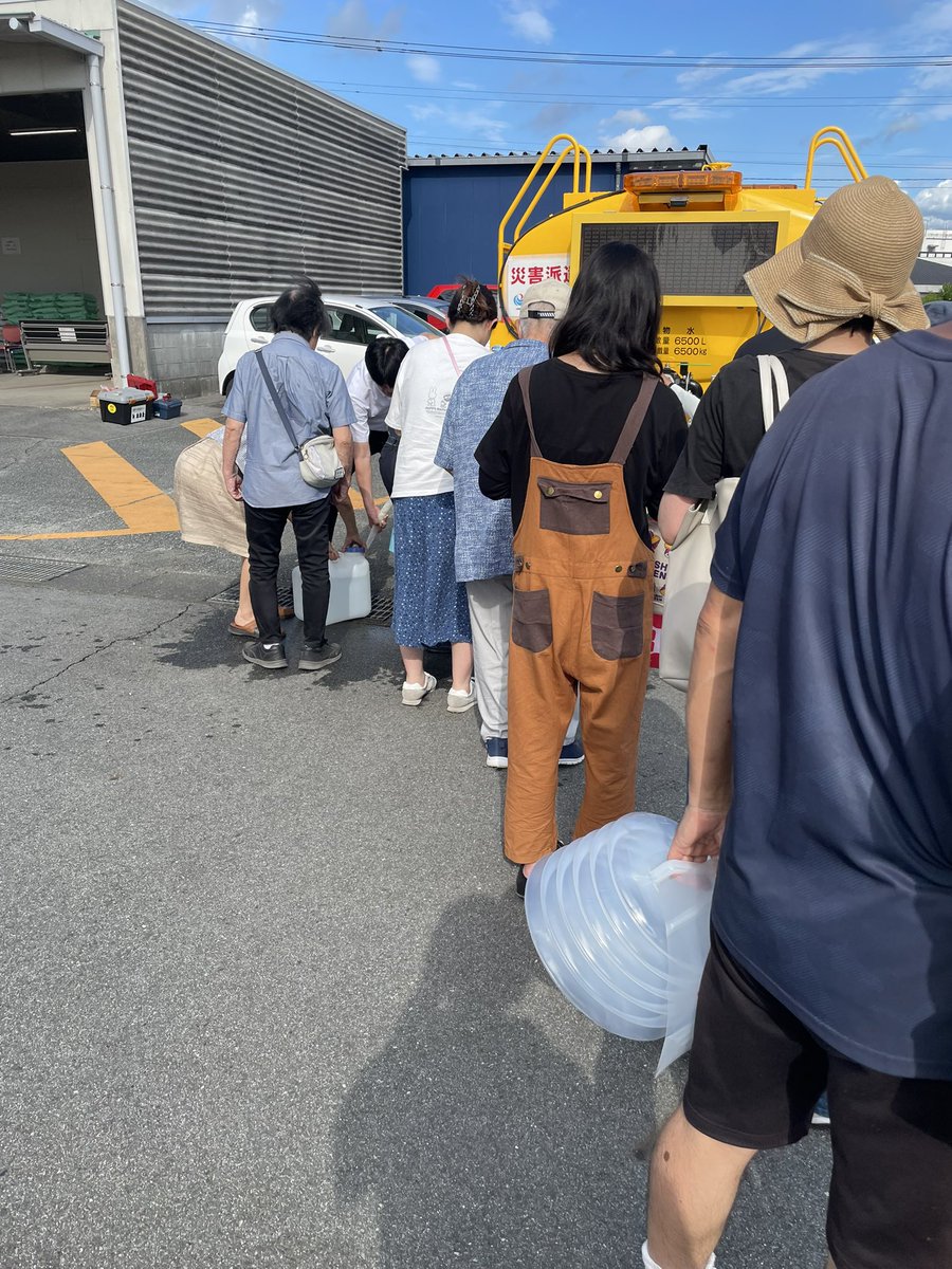 mugyuuu123's tweet photo. 給水場に飲料水貰いにいったけど藤井アナ？らしき方が率先して待機列の全員を日陰に入れる様に誘導してくれたり、給水の手伝いをしてくださってました！！ https://t.co/raoDv7aqQi