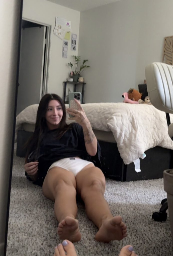 spoiled4nicole's tweet photo. You're helpless for my hot feet https://t.co/L8EJrO51bo