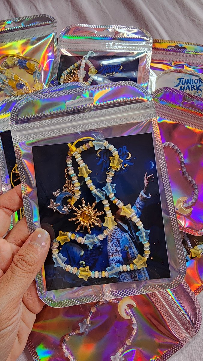 Candybebe__'s tweet photo. Pls kindy rt 💛💙

Giveaway for starmie 💫
♡ A6 Sticker
♡ Beaded bracelet
♡ Phone strap

*ด้านหลังสร้อยข้อมือกับ Phone strap เป็นสติกเกอร์ไดคัทน้า มารับกันด้วยนะคับ 🫶🏻

Date : Sun 09/08
Time : TBC
#JuniorMarkConcert https://t.co/J8U7DwbAZj