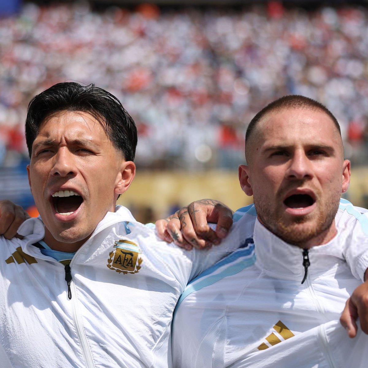 TouchlineX's tweet photo. 🚨 𝗝𝗨𝗦𝗧 𝗜𝗡: Lisandro Martinez and Alexis Mac Allister hired private security after Argentina's World Cup win over England sparked tensions.

· The Manchester United defender and Liverpool midfielder arranged security patrols at their homes in northwest England following Argentina's dramatic 2-1 semi-final victory, amid fears of a backlash from upset England fans.

· Neither Manchester United nor Liverpool organized the security measures, which were privately arranged as a precaution.
