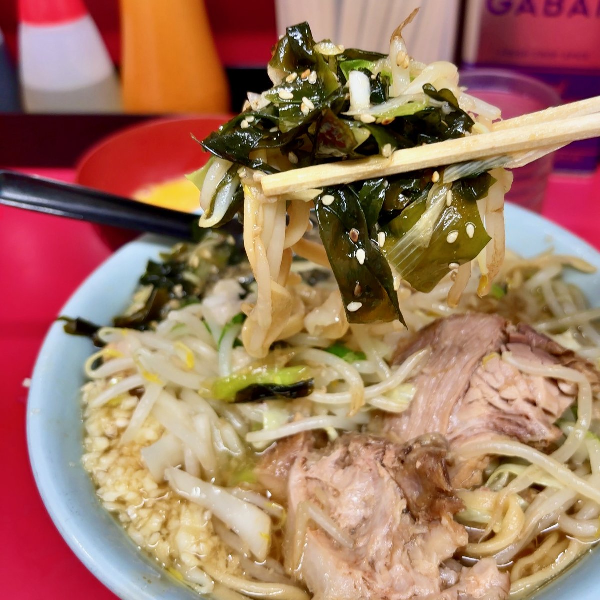 teruo_nk's tweet photo. 中山二郎🍜109

今日もNKYMへ12:54に3番目で接続>13:06着丼🙌
デフォ麺半分NmAワカメ✌️

いつ食べても何度食べても旨い中山のデフォ、非乳化スープと他の二郎と比べるとちょい細めの自家製麺がどストライク👍 ブタも安定して旨いし、アブラもヤサイも隙なし。ワカメも👌今日も大満足でご馳走様でした🙏 https://t.co/ckdloYuyyn