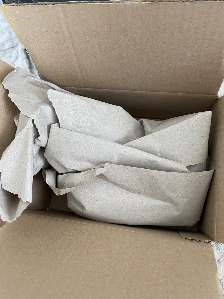 losicax's tweet photo. Telefon za 4 tysiące rzucony w karton, a na wierzchu trochę papieru. Ja paczki na Vinted z ciuchami lepiej pakuję XD https://t.co/D6fg0tPn13