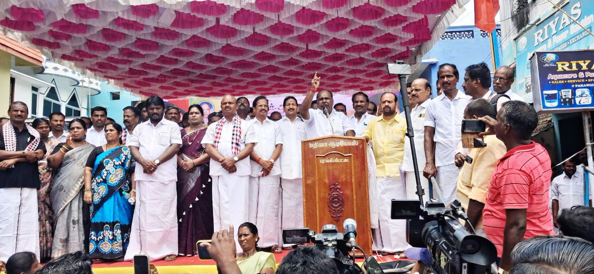 AIADMKITWINGOFL's tweet photo. மாண்புமிகு கழகப் பொதுச் செயலாளர், ‘புரட்சித் தமிழர்' திரு. @EPSTamilNadu அவர்களின் ஆணைக்கிணங்க,

மக்கள் நலனைக் கருத்தில்கொண்டு, சிதம்பரம் தொகுதிக்கு உட்பட்ட பரங்கிப்பேட்டை கடற்கரையில் Hindustan Oil Exploration நிறுவனம், ஹைட்ரோ கார்பன் கிணறுகள் அமைத்து கச்சா எண்ணெய் எடுப்பதற்கு த.வெ.க. அரசு அனுமதி வழங்கக் கூடாது என வலியுறுத்தியும்;

கழகத்தின் சார்பில் போட்டியிட்டு வெற்றிபெற்ற சட்டமன்ற உறுப்பினர்களை தங்கள் பக்கம் சேரவைத்து, குதிரைபேர ஆட்சி நடத்தி வரும் த.வெ.க. அரசைக் கண்டித்தும்,

ஒருங்கிணைந்த கடலூர் மாவட்டக் கழகத்தின் சார்பில் மாபெரும் கண்டன ஆர்ப்பாட்டம் நடைபெற்றது.

#களத்தில்_அஇஅதிமுக
#AIADMK