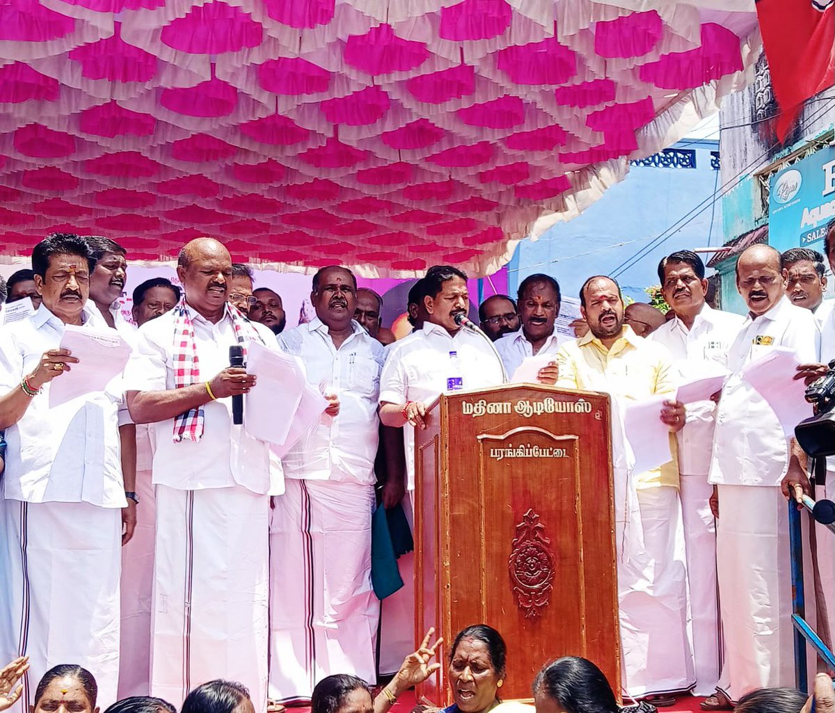 AIADMKITWINGOFL's tweet photo. மாண்புமிகு கழகப் பொதுச் செயலாளர், ‘புரட்சித் தமிழர்' திரு. @EPSTamilNadu அவர்களின் ஆணைக்கிணங்க,

மக்கள் நலனைக் கருத்தில்கொண்டு, சிதம்பரம் தொகுதிக்கு உட்பட்ட பரங்கிப்பேட்டை கடற்கரையில் Hindustan Oil Exploration நிறுவனம், ஹைட்ரோ கார்பன் கிணறுகள் அமைத்து கச்சா எண்ணெய் எடுப்பதற்கு த.வெ.க. அரசு அனுமதி வழங்கக் கூடாது என வலியுறுத்தியும்;

கழகத்தின் சார்பில் போட்டியிட்டு வெற்றிபெற்ற சட்டமன்ற உறுப்பினர்களை தங்கள் பக்கம் சேரவைத்து, குதிரைபேர ஆட்சி நடத்தி வரும் த.வெ.க. அரசைக் கண்டித்தும்,

ஒருங்கிணைந்த கடலூர் மாவட்டக் கழகத்தின் சார்பில் மாபெரும் கண்டன ஆர்ப்பாட்டம் நடைபெற்றது.

#களத்தில்_அஇஅதிமுக
#AIADMK