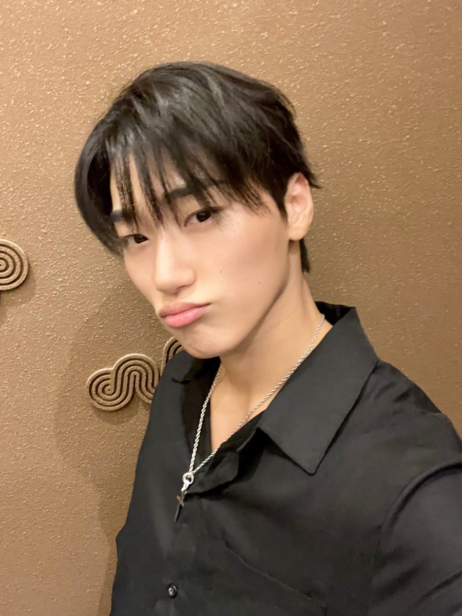 ATEEZofficial's tweet photo. [📷] #9트쫑 <상견례 프리빠꾸상 상견례 하기> Behind Photo

우산즈도 오늘부터는 상견례 프리패스상ミ★
1/9 fin.

#ATEEZ #에이티즈 #9트쫑 https://t.co/8KPxvDVo1M