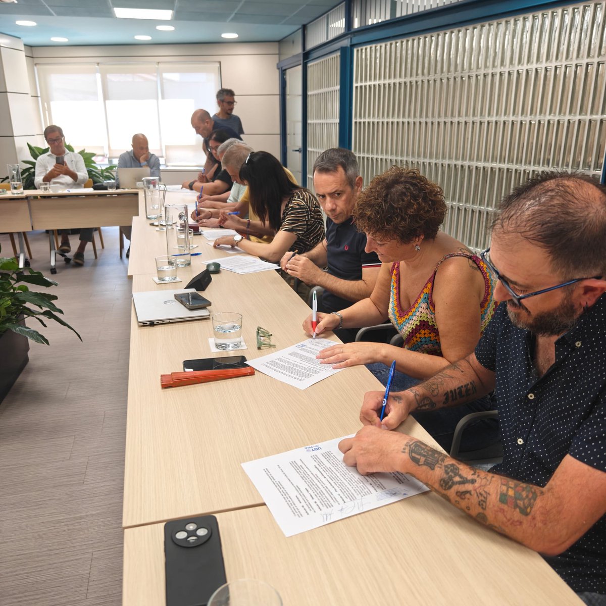 CarlosParaisoP's tweet photo. Firmando el convenio colectivo de la industria del calzado https://t.co/d6UNHRnjhW