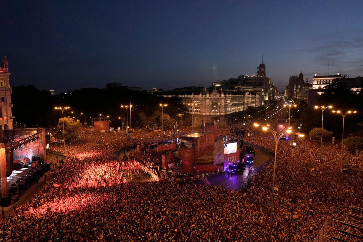 salahcvf's tweet photo. 2 millones de españoles en una ciudad de 3,5 millones de habitantes salieron a festejarlo, han pasado 10 días y siguen mintiendo para consolarse.

La única “propaganda” anti argentina son ellos. https://t.co/b7QuvBFdvf