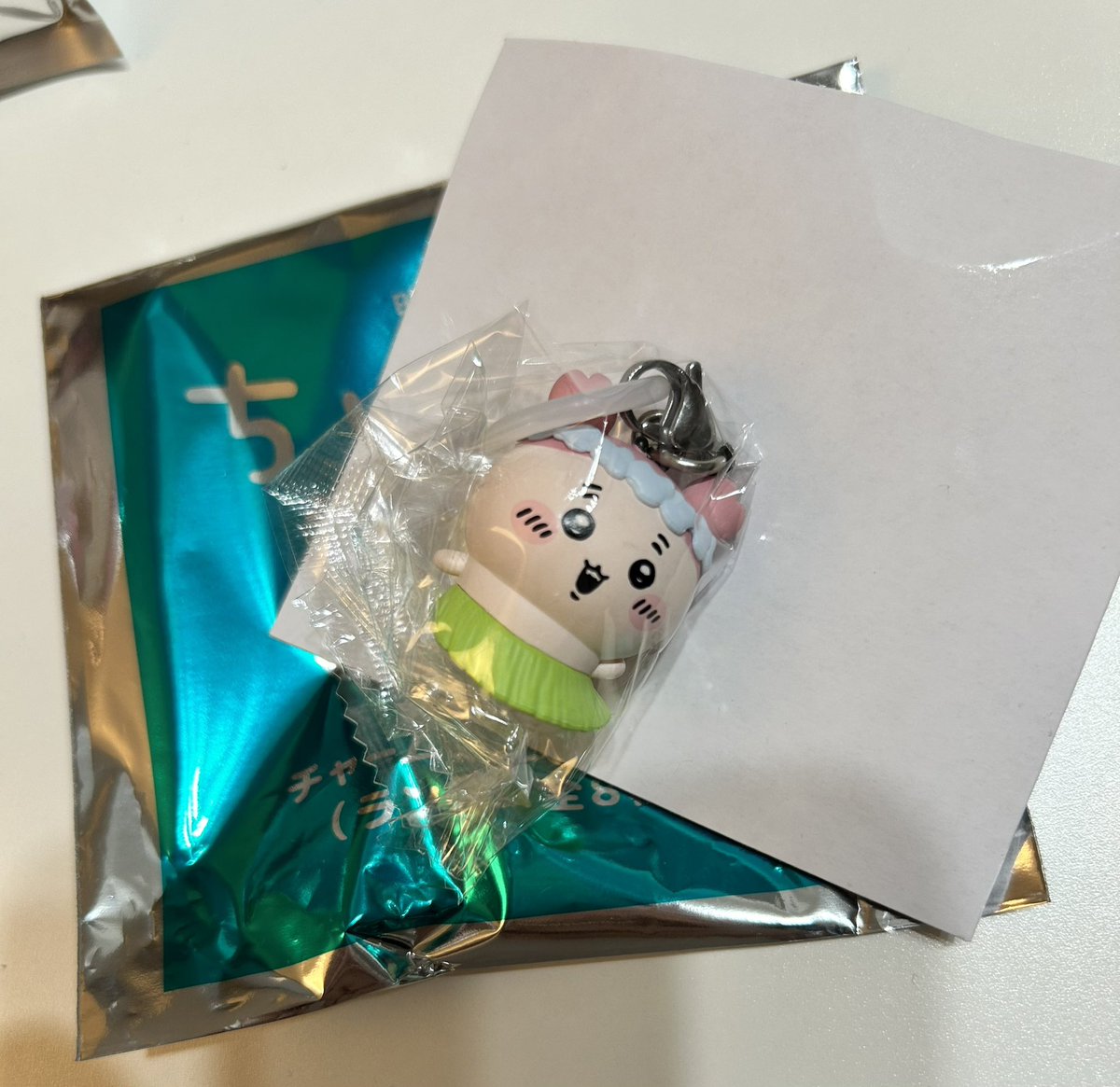 rin42766816's tweet photo. ちいかわ　入場特典　ノベルティー　交換

ちいかわパーク
譲　ハチワレ
求　ちいかわ

映画
譲　古本屋(カニちゃん)
求　うさぎ > ちいかわ

郵送もしくは平日18:30頃新宿手渡し https://t.co/oOtsCHMB4M