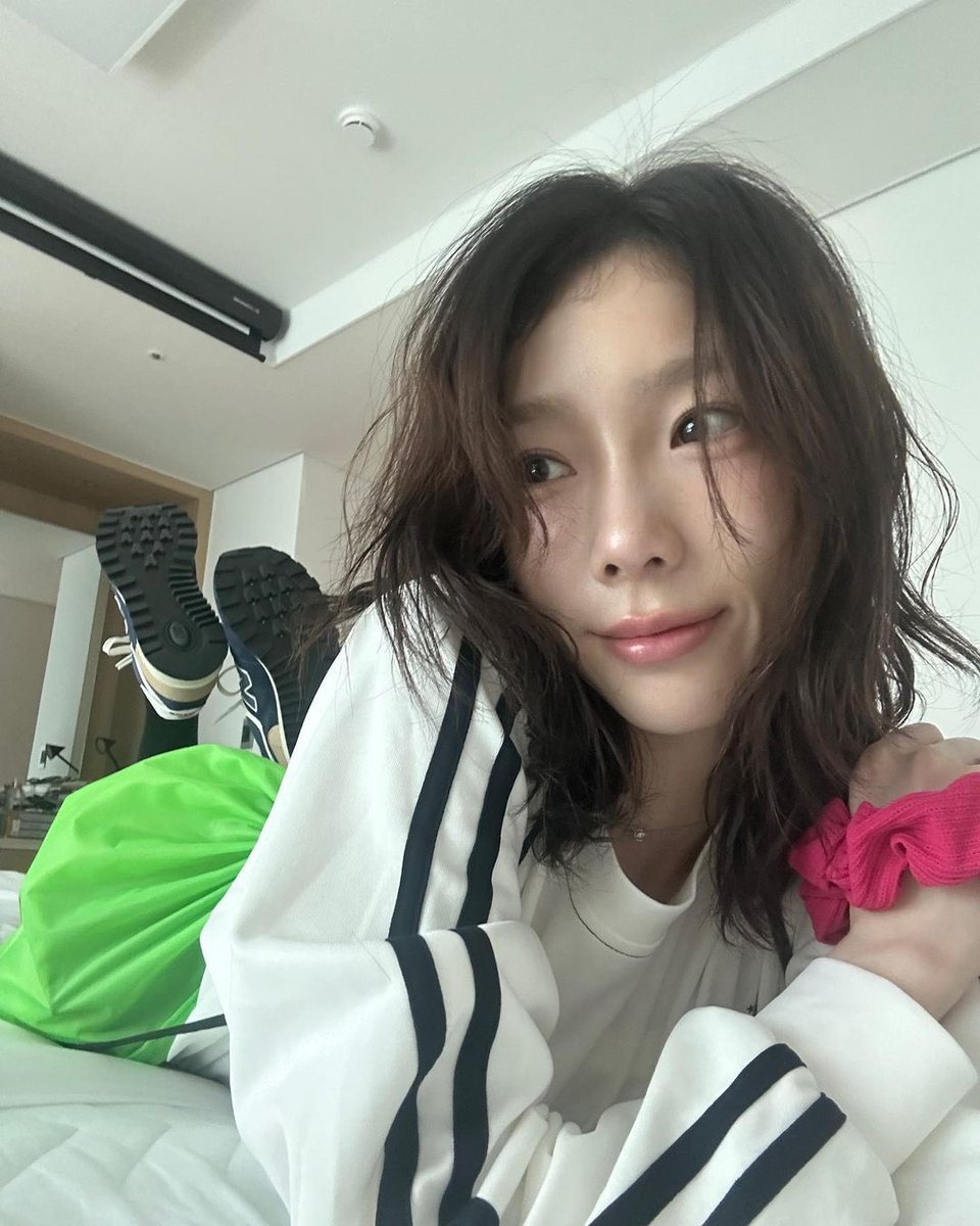 talkkim39's tweet photo. 태연아 밥 잘 챙겨먹구 더위 조심하구 사랑하구 🩷💚🤍🖤 https://t.co/ZNHETlBKuO