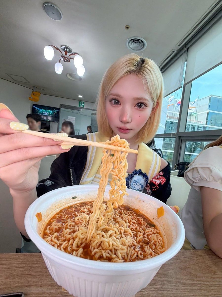 jriwoos's tweet photo. eat  ,  eat  well  🫕🥢 https://t.co/ygXD0DlSpN