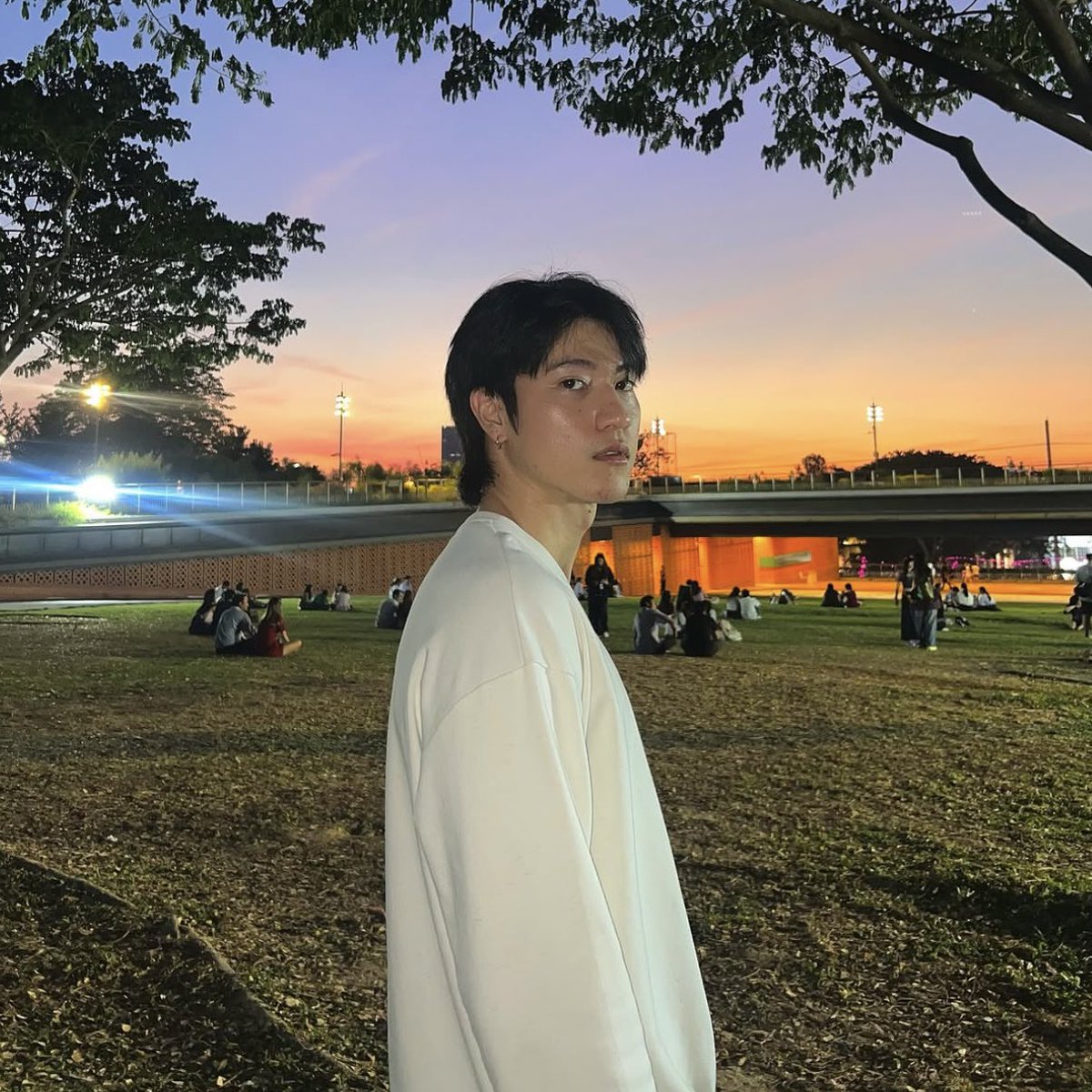 fr0zenbabii's tweet photo. มีคนเจอพี่อินจักร มธ มาเดินเล่นอุทยานร้อยปีฬด้วยอะ แว่วมาว่าฮีมารอรับเด็กนิจุปี 2 คนนั้นสอบเสร็จ https://t.co/7eMAhhwcf4