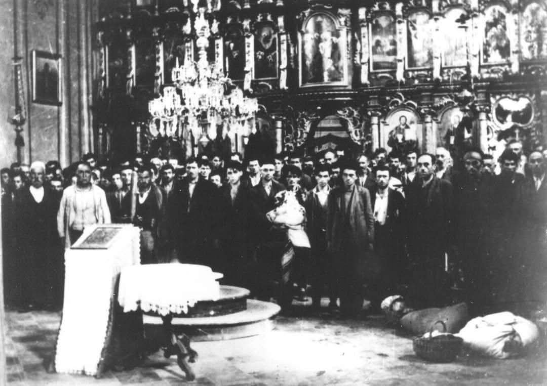 DamaSaOklopom's tweet photo. КРВАВИ ОЛТАР НДХ: Геноцид и покољ Срба у Глинској цркви 1941. године
​Оно што се у лето 1941. године догодило у Глини није био само војни злочин нити локални излив садизма - био је то дубоко испланиран, систематски и државно организован геноцид усташког режима НДХ над српским православним народом. У средишту те машинерије затирања нашао се српски православни храм Рођења Пресвете Богородице у Глини, претворен у индустријску кланицу и место невиђеног сакралног скрнављења, чија монструозност превазилази и најсуровија историјска страдања хришћана.
​- Црква као сакрална кланица: 
​Супротно уобичајеном уверењу да се у Глини догодио један појединачни инцидент, историјски извори и сведочења потврђују да је злочин у самој цркви плански спроведен у два масовна таласа:
​Први покољ: у ноћи између 29. и 30. јула 1941. године.
​Други покољ: у ноћи између 4. и 5. августа 1941. године.
​У овој верској светињи, саграђеној још 1846. године, на најсвирепији начин заклано је преко 2.000 Срба. У само једној ноћи у цркви су поубијани готово сви српски мушкарци из Глине старији од 14 година. Преузет из руке верника, храм Божији је од стране хрватских нациста претворен у затворени простор за затирање читавог једног народа. 
- ​Сведочење усташе Химлије Берберовића дато пред државним комисијама детаљно разоткрива хладнокрвну механику злочина унутар и око цркве:
​Срби са Баније, Кордуна (посебно из Вргинмоста), Срема, Славоније и БиХ, као и јеврејски цивили довођени пред тзв. "Покретни пријеки суд", масовно су скупљани путем војно-полицијских рација. Формације од око 70 усташа и 30 војника под усташком командом херметички би опколиле село, блокирале сваки бег, а затим прикупљене људе у групама од по 400 спроводиле директно у цркву и затворе.
- ​Масовно клање и чишћење храма: Унутар црквених зидова жртве су систематски и брутално ликвидиране. Након сваког завршеног крвавог пира, долазили су камиони који су товарили лешеве, док је унутрашњост цркве наменски прана од крви и меса како би се припремила за следећи транспорт жртава.
- ​Затирање трагова: Тела су камионима одвожена и бацана у реку Глину или затрпавана у масовне гробнице у околним местима попут Прекопе и Хађера.
​Они који нису заклани у цркви, извођени су на обалу реке Глине у групама од 100 до 200 људи, живи везивани конопцима један за другог у два реда, а затим покошени митраљезима из непосредне близине - тако да су живи и рањени падали у реку повучени тежином мртвих тела.
- ​Силовања под патронатом официра: Жене и девојке старости од 15 до 50 година одвођене су из затвора и логора на периферију града ради бруталног силовања. Овај садизам био је институционално одобрен, будући да су у њему директно учествовали и сами усташки официри.
​- Фотографија пре смрти и затирање сваког трага
​Крунски доказ овог монструозног плана јесте и сачувана историјска фотографија Срба заточених у цркви Рођења Пресвете Богородице, снимљена непосредно пред сам масакр.
​Забележена од стране самих џелата, ова фотографија је након ослобођења пронађена у Загребу у архивској грађи усташке полиције (у досијеима шефа усташке полиције Божидара Церовског).
​Њен негатив данас чувају Музеј жртава геноцида у Београду и Меморијални музеј Холокауста у Вашингтону (USHMM) као неизбрисив документ усташког масакра над недужнима.
​Као завршни чин овог вандализма и геноцидне намере, црква Рођења Пресвете Богородице је убрзо након покоља потпуно срушена и сравњена са земљом од стране хрватских војних снага, са јасним циљем да се избрише сваки физички траг постојања српског народа и његове светиње на овом простору.
​У граду и срезу Глина, у периоду од јуна до почетка августа 1941. године, убијено је преко 5.000 Срба, док се тај број до краја исте године попео на преко 8.000 жртава, сахрањених у најмање 14 познатих масовних гробница. Покољ у глинској цркви остаје један од најстрашнијих симбола Клеро-фашистичког геноцида у НДХ - место где су се укрстили верски фанатизам, државни апарат и апсолутно затирање свих људских и божанских закона.
