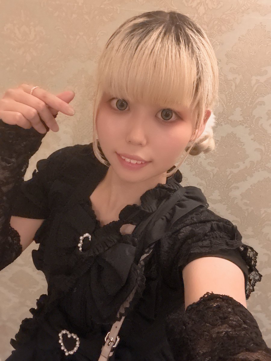 34xYSh5Zt228809's tweet photo. 😈0729😈

こんばんは🌙
みならい悪魔ここねです↜(⃔  ⌯' '⌯)⃕♆

悪魔でも夏は耐えるの厳しい…🫠
昨日の涼しさは何処へ？？

修行終わりにアイス食べちゃうもんね🍨

19：00〜23：00います✌🏻

#コンカフェ嬢 #荻窪コンカフェ #自撮り界隈 https://t.co/on6N0JxoKb