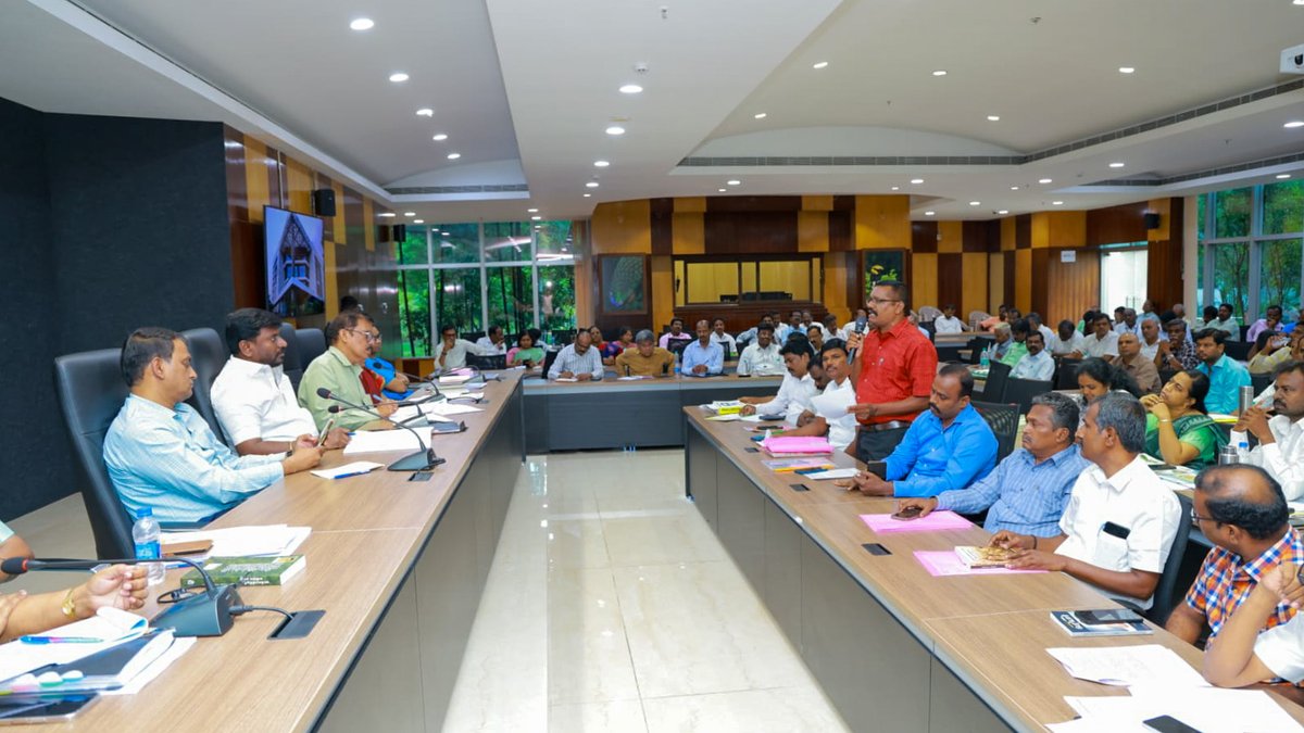 tnschoolsedu's tweet photo. மாண்புமிகு பள்ளிக் கல்வி, தமிழ் வளர்ச்சி, செய்தி மற்றும் விளம்பரத்துறை அமைச்சர் திரு.ராஜ்மோகன் அவர்கள் தலைமையில் ஆசிரியர் சங்கங்கள் மற்றும் ஆசிரியரல்லாத அமைச்சுப் பணியாளர் சங்கங்களின் பிரதிநிதிகளுடன் கலந்தாலோசித்தல் கூட்டம் நேற்றும், இன்றும் அண்ணா நூற்றாண்டு நூலகத்தில் நடைபெற்றது https://t.co/YzkdN521hT