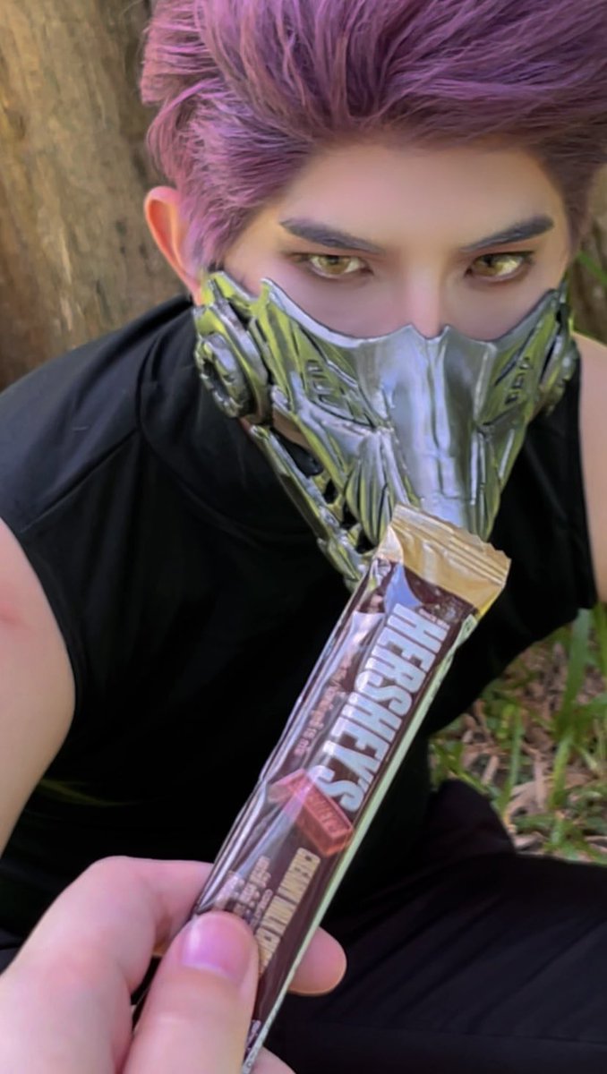 Keyc_c_hamp's tweet photo. Hmm... I smell another human on you. I'm pouting now. Bring me chocolate and maybe I'll forgive you.   

#bringvalkoback https://t.co/mUlKfFaspb