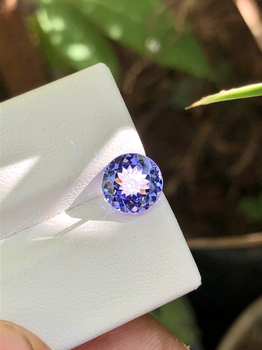 Tanzanite1564's tweet photo. 天然タンザナイト
美しい青色、ラウンドシェイプ
重量：2.02 ct
寸法：8.08～8.13 mm
透明度：ルーペクリーン（内包物なし）

https://t.co/xAXM6pdOSz https://t.co/jVzxOuWnTG