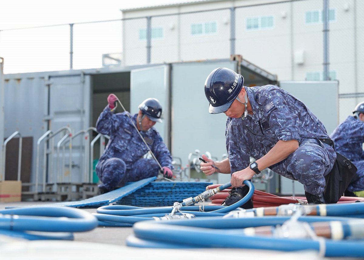 JMSDF_SDF's tweet photo. 艦艇・航空機スタンバイ完了。佐世保地方隊が全国から救援物資を搭載し被災地へ向け急行します。自衛艦隊は、国民のため全力で救援活動を実施中です。#命を守る #国民のために #陸から海から空から #令和８年熊本地震 https://t.co/mgHb2RKCDz