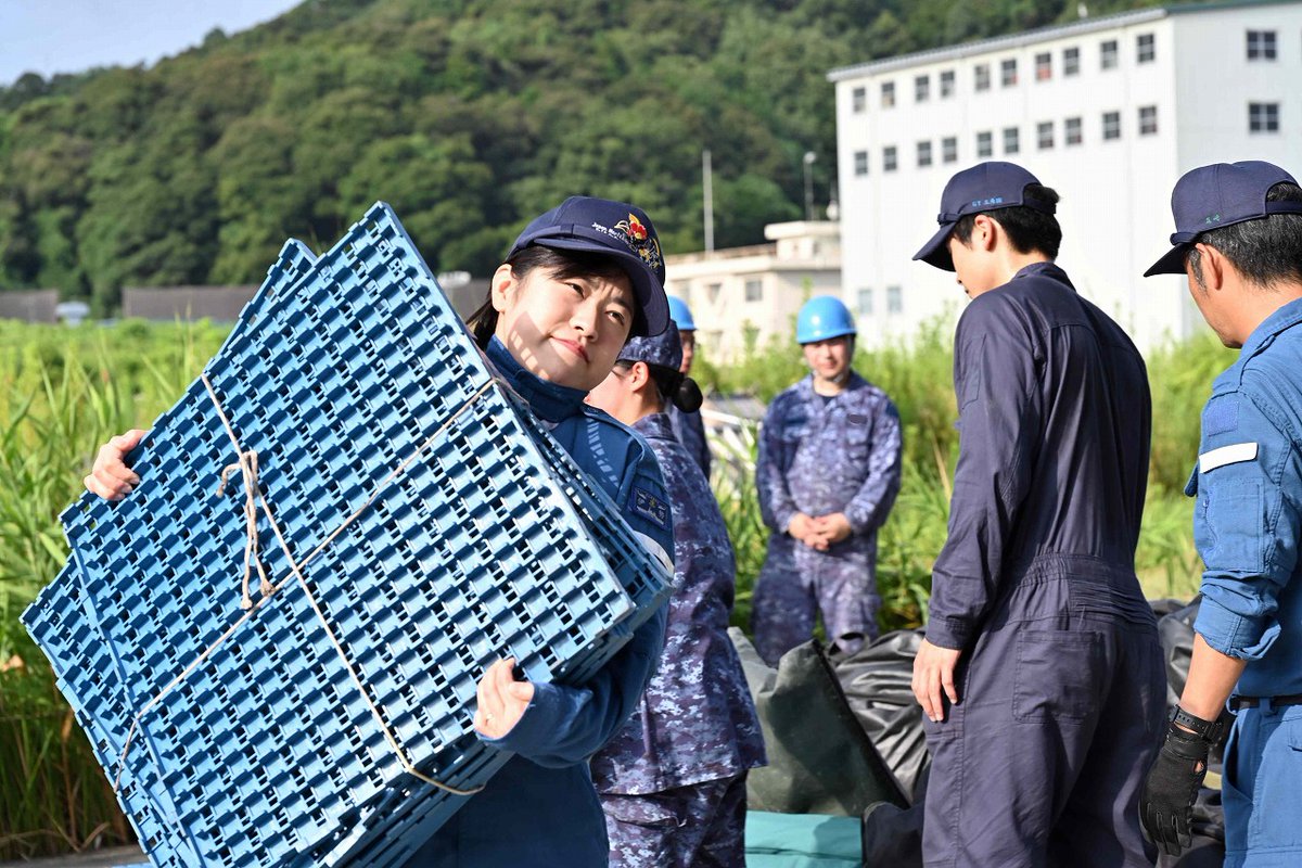 JMSDF_SDF's tweet photo. 艦艇・航空機スタンバイ完了。佐世保地方隊が全国から救援物資を搭載し被災地へ向け急行します。自衛艦隊は、国民のため全力で救援活動を実施中です。#命を守る #国民のために #陸から海から空から #令和８年熊本地震 https://t.co/mgHb2RKCDz