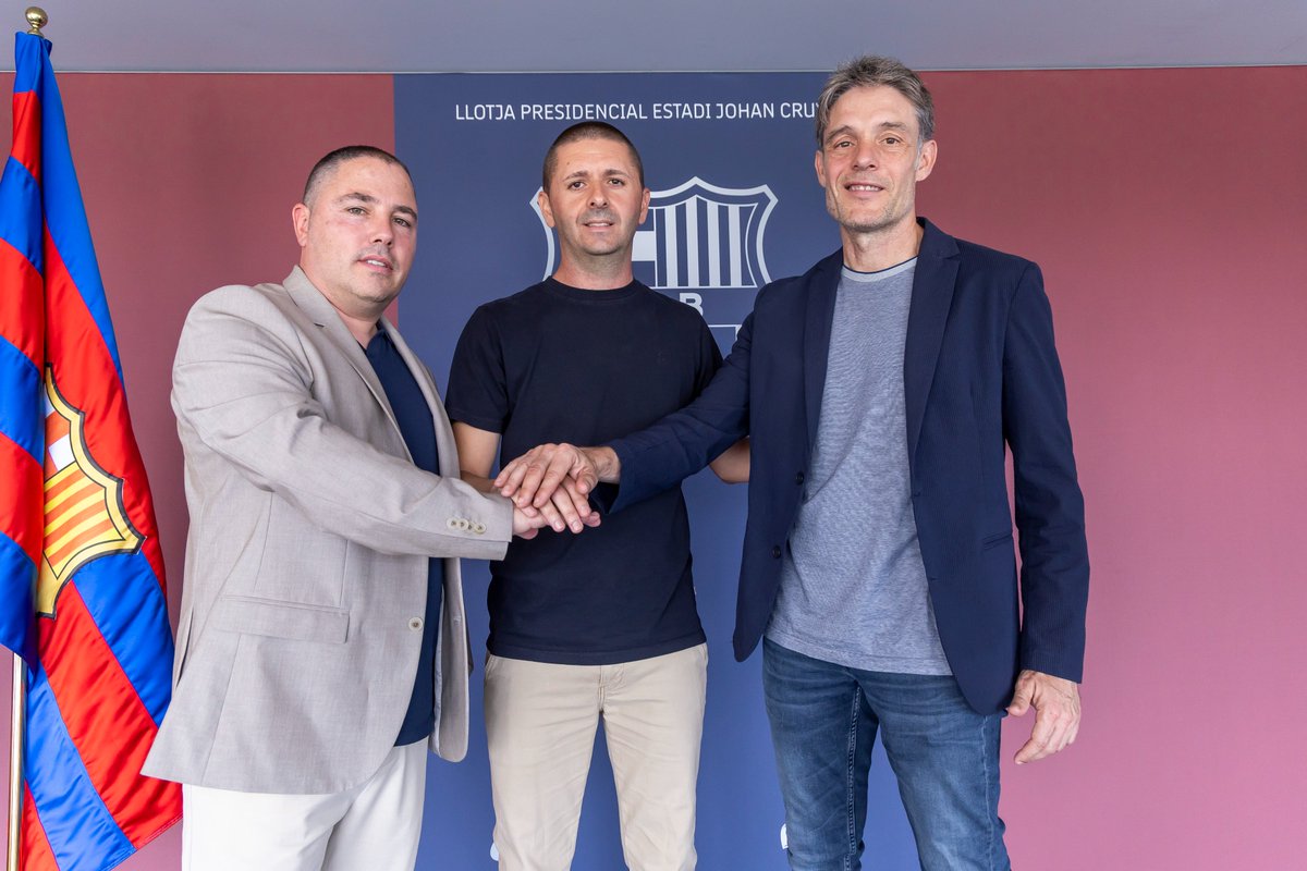 FCBfemeni's tweet photo. ✍️ Òscar Belis, renovat fins al 2028

L’acte de signatura del tècnic del Barça B ha comptat amb la presència de Marc Vivés, director esportiu, i de Jordi Ventura, coordinador del futbol formatiu. https://t.co/GL5XMwOEXW