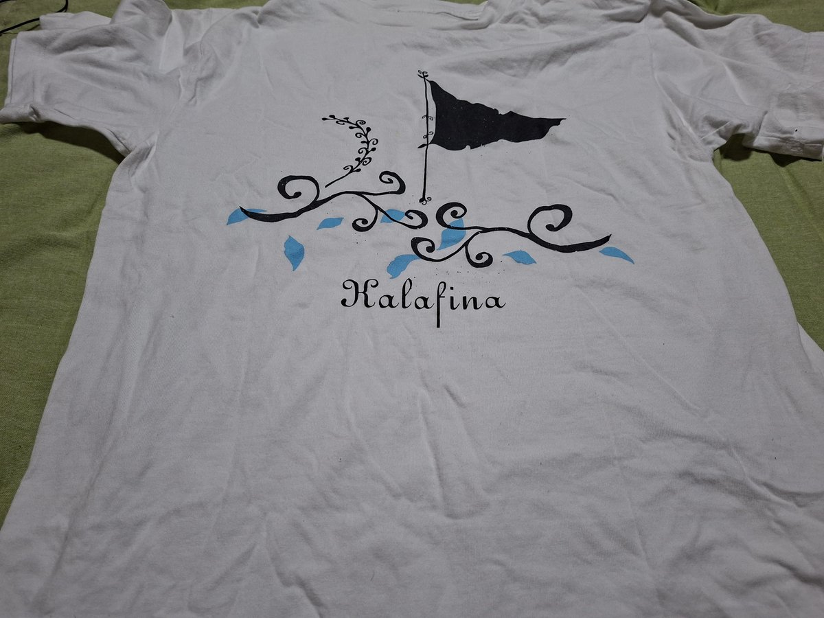 deathkisaragi's tweet photo. #今日のTシャツ
#Kalafina
ツアー far on the waterのヤツ。
ライヴは、
「こいびとの昔語りの夕暮れの」から始まり、
スクリーンには丘に刺さるいくつもの旗がはためき、
最後その旗がアップになり、
そこにツアータイトル
「far on the water」って文字が浮かび上がるのがめっさカッコ良かった。 https://t.co/b0E9IaQVIt