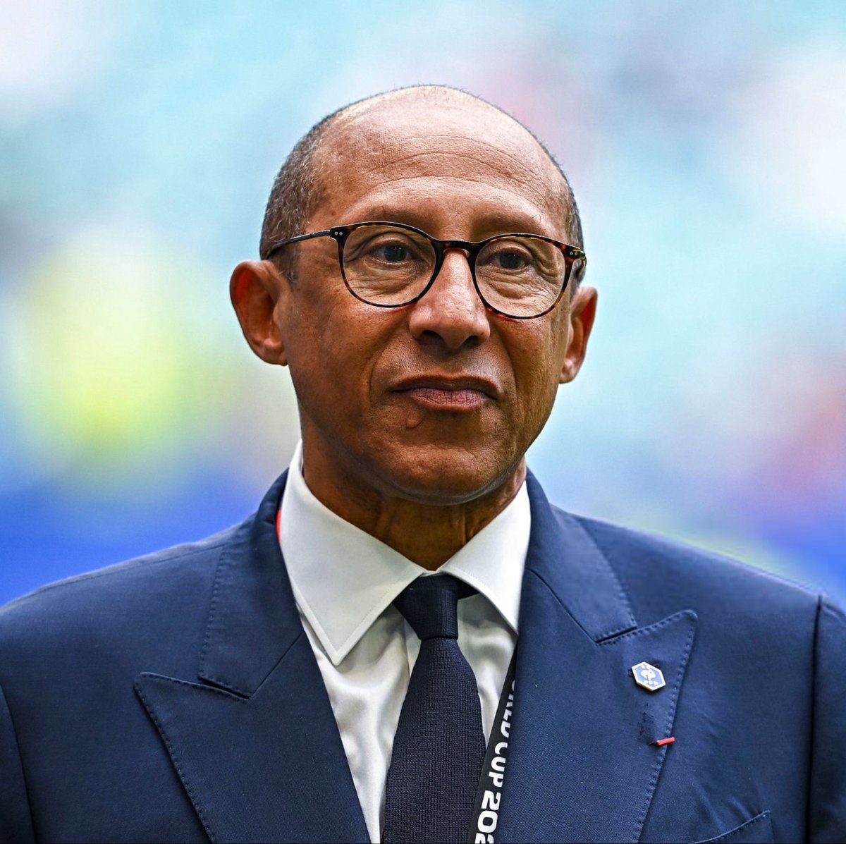 ActuFoot_'s tweet photo. 🚨 PHILIPPE DIALLO 🇫🇷 explique que la FIFA N’A PAS CONSULTÉ les Fédérations membres au sujet de son projet de VENDRE DES PARTS DE LA COUPE DU MONDE À DES INVESTISSEURS PRIVÉS ! ❌

« Nous avons découvert à travers un communiqué de presse un projet très important sur lequel nous n'avons aucun détail et qui, par rapport à son orientation, soulève beaucoup d'interrogations.

Les Fédérations nationales n’ont pas été associés et ne disposent d'aucun élément particulier pour se prononcer sur des sujets qui sont évidemment fondamentaux pour l'avenir du footbal.

J'aurai dès aujourd'hui des contacts avec mes principaux collègues des grandes fédérations européennes avec le président de l'UEFA pour savoir comment appréhender ses projets sur lesquels nous n'avons AUCUNE INFORMATION PARTICULIÈRE. »

🎙️ @franceinter
