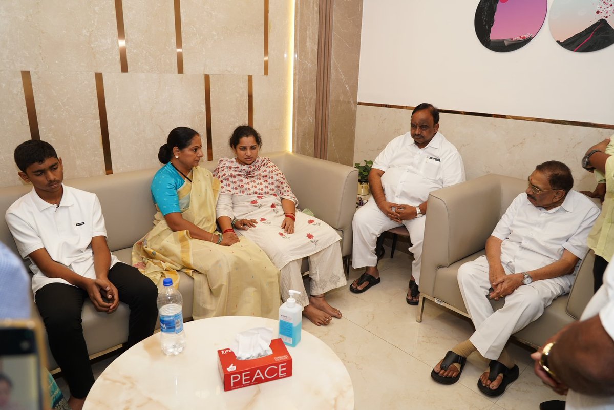 KavithaManohar_'s tweet photo. అనారోగ్యంతో చికిత్స పొందుతున్న మాజీ ఎమ్మెల్యే పెద్ది సుదర్శన్ రెడ్డి గారిని టీఆర్ఎస్ అధ్యక్షురాలు కల్వకుంట్ల కవితమ్మ గారు పరామర్శించారు

ఈ సందర్భంగా ఆయనకు చికిత్స అందిస్తున్న వైద్యులను ఆరోగ్య పరిస్థితిని అడిగి తెలుసుకున్నారు.అనంతరం కుటుంబ సభ్యులను పరామర్శించి, ధైర్యం చెప్పారు.. https://t.co/H88M6vd6lY