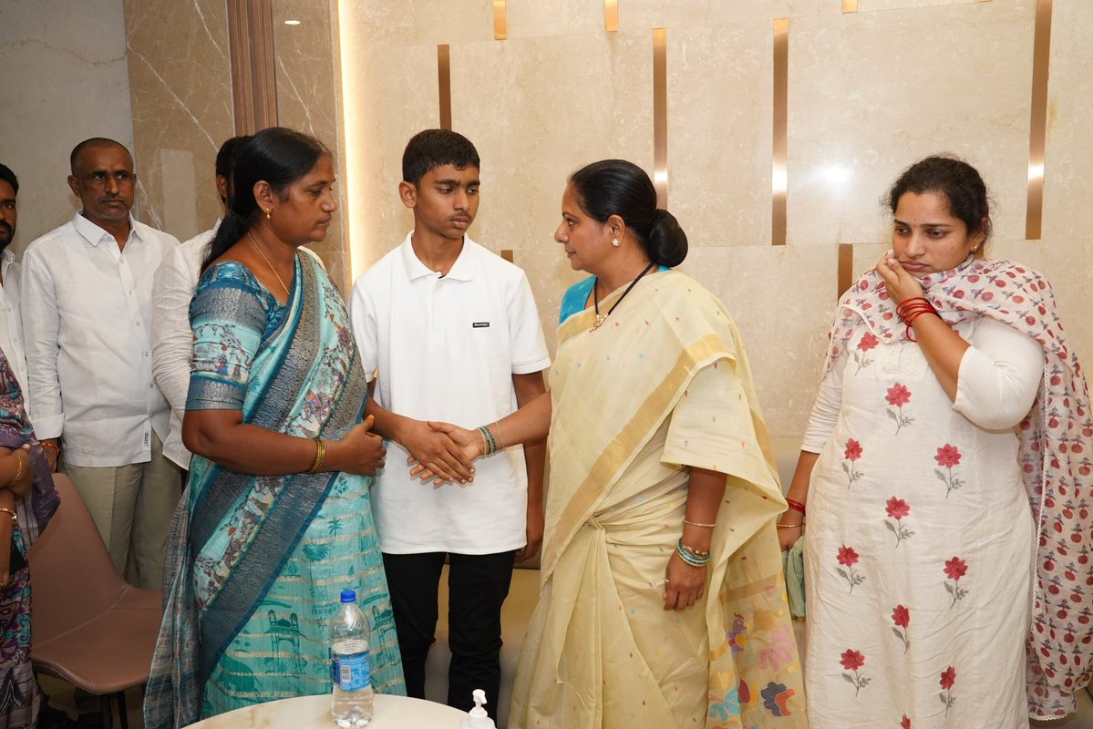 KavithaManohar_'s tweet photo. అనారోగ్యంతో చికిత్స పొందుతున్న మాజీ ఎమ్మెల్యే పెద్ది సుదర్శన్ రెడ్డి గారిని టీఆర్ఎస్ అధ్యక్షురాలు కల్వకుంట్ల కవితమ్మ గారు పరామర్శించారు

ఈ సందర్భంగా ఆయనకు చికిత్స అందిస్తున్న వైద్యులను ఆరోగ్య పరిస్థితిని అడిగి తెలుసుకున్నారు.అనంతరం కుటుంబ సభ్యులను పరామర్శించి, ధైర్యం చెప్పారు.. https://t.co/H88M6vd6lY