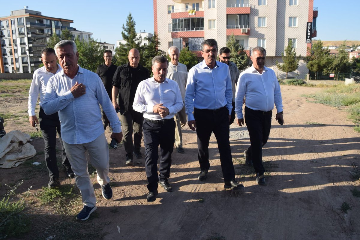 seyid_er's tweet photo. Batman Miletvekilimiz Ferhat Nasıroğlu ile İl Başkanımız Hüseyin Şansiyle beraber 
İlim Yayma Cemiyeti Eğitim ve Gençlik Merkezi inşaatımızı inceleme ziyaretinde bulundular. https://t.co/bVsNN9hhlz