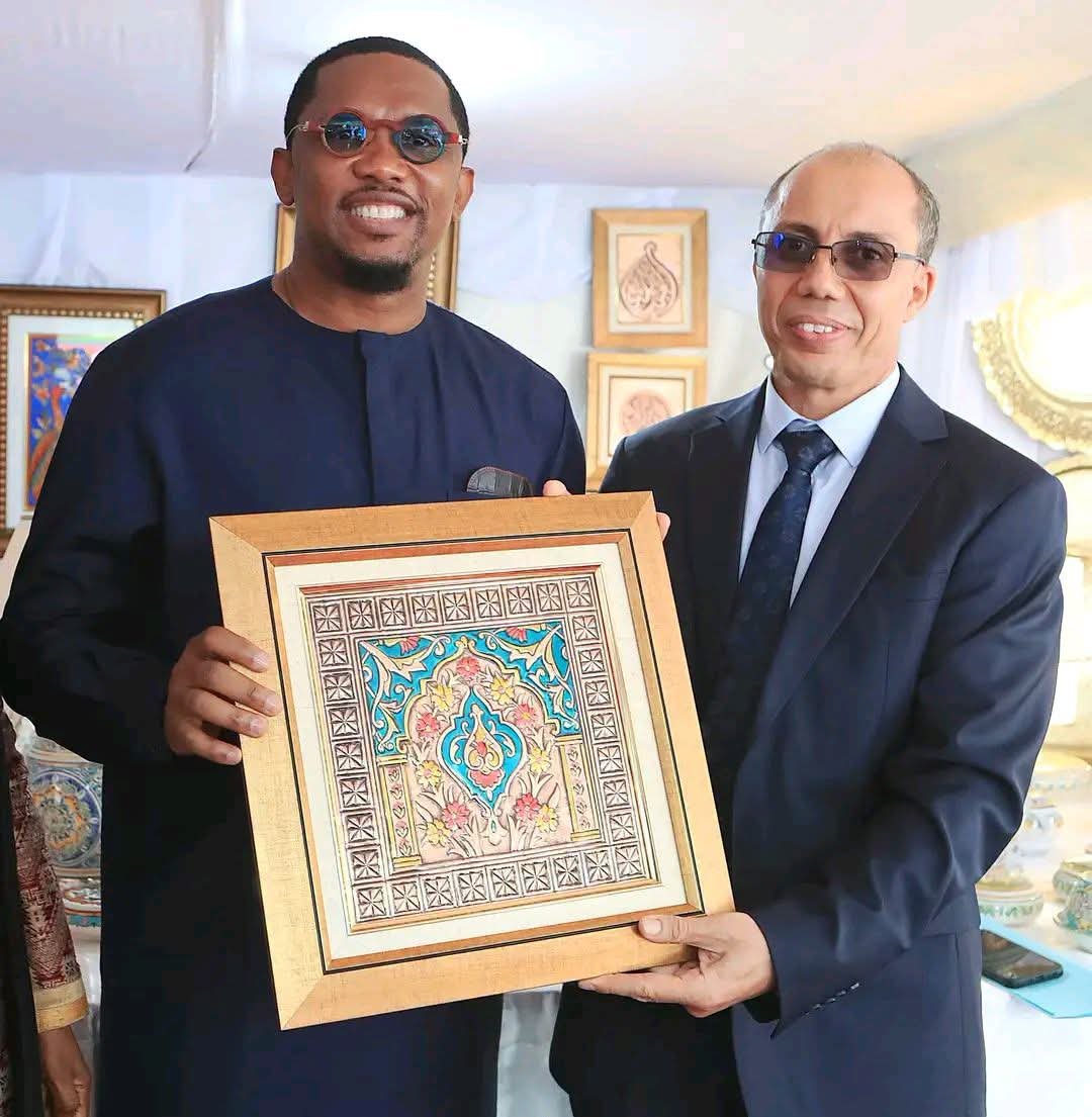 TheCameroonianZ's tweet photo. 🛑 Samuel Eto’o honoré par l'Algérie.
L'Ambassade d'Algérie au #Cameroon a salué la carrière du président de la #FECAFOOT, symbole du rapprochement des peuples africains. ⚽🇩🇿🇨🇲
*Cérémonie en marge du #SIARC à Yaoundé. https://t.co/PIC9ATI1Bz