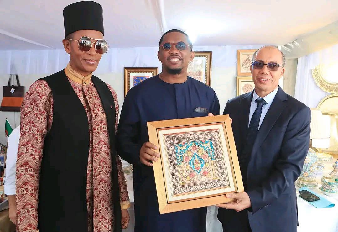 TheCameroonianZ's tweet photo. 🛑 Samuel Eto’o honoré par l'Algérie.
L'Ambassade d'Algérie au #Cameroon a salué la carrière du président de la #FECAFOOT, symbole du rapprochement des peuples africains. ⚽🇩🇿🇨🇲
*Cérémonie en marge du #SIARC à Yaoundé. https://t.co/PIC9ATI1Bz