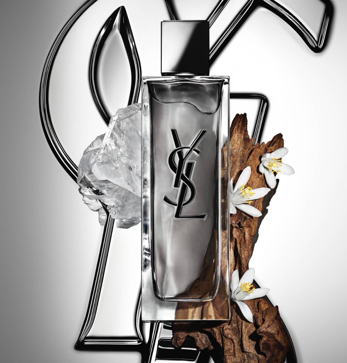 luca_1101's tweet photo. YSL新作の、ウッディ スキン-ムスクの香りが気になって買ってみた🖤
(いつも店頭とかで香り確認してから買うからちょっと不安…💦)

メンズっぽいパケのデザインも、またまた良すぎる🖤✨️ https://t.co/wJiobyTa52