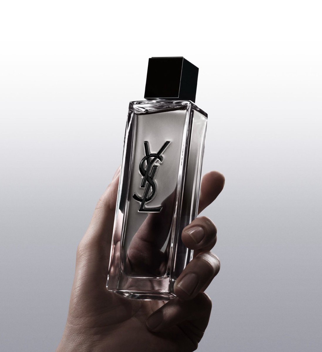luca_1101's tweet photo. YSL新作の、ウッディ スキン-ムスクの香りが気になって買ってみた🖤
(いつも店頭とかで香り確認してから買うからちょっと不安…💦)

メンズっぽいパケのデザインも、またまた良すぎる🖤✨️ https://t.co/wJiobyTa52