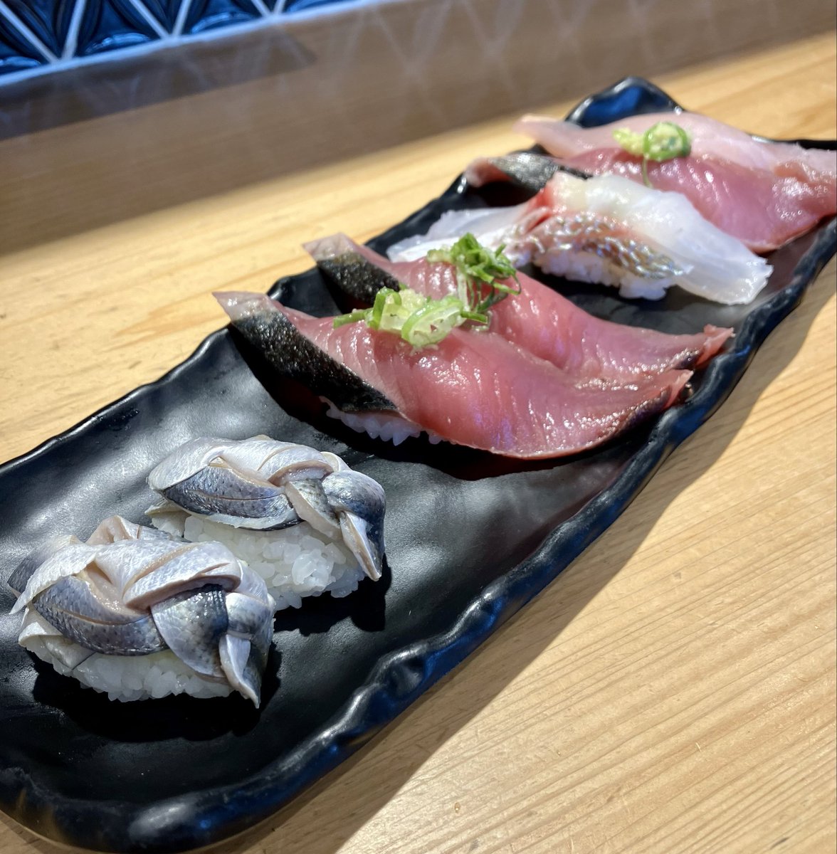 wtg23's tweet photo. 静岡市御殿場アウトレット

沼津魚がし鮨 御殿場アウトレット店

コハダ　カツオ　静岡の地魚

カツオは絶品でした‼︎

平日の3時過ぎ　
待ち時間なく入店できました。

美味しいお店♡ https://t.co/jdST5hfZLm