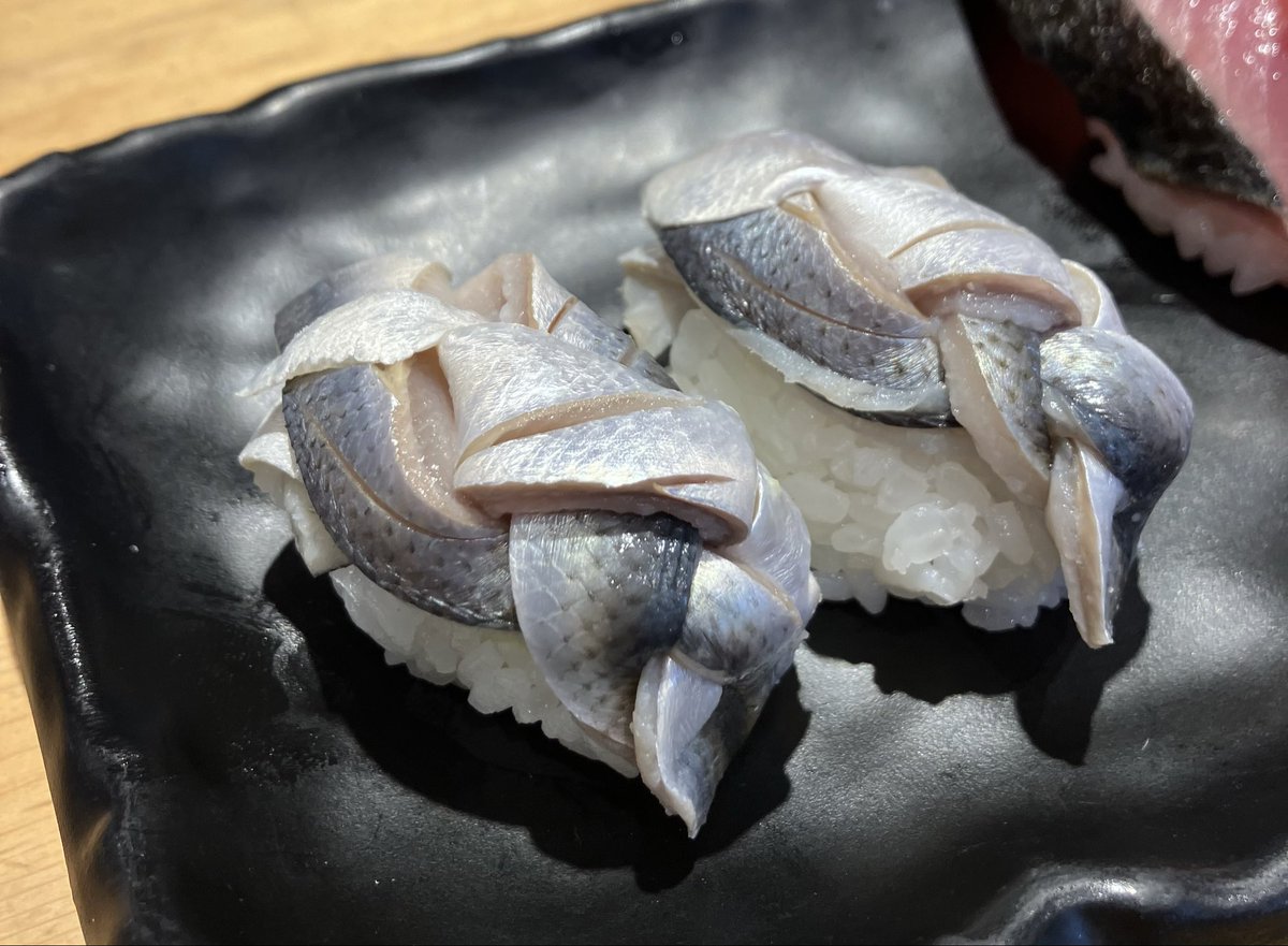 wtg23's tweet photo. 静岡市御殿場アウトレット

沼津魚がし鮨 御殿場アウトレット店

コハダ　カツオ　静岡の地魚

カツオは絶品でした‼︎

平日の3時過ぎ　
待ち時間なく入店できました。

美味しいお店♡ https://t.co/jdST5hfZLm
