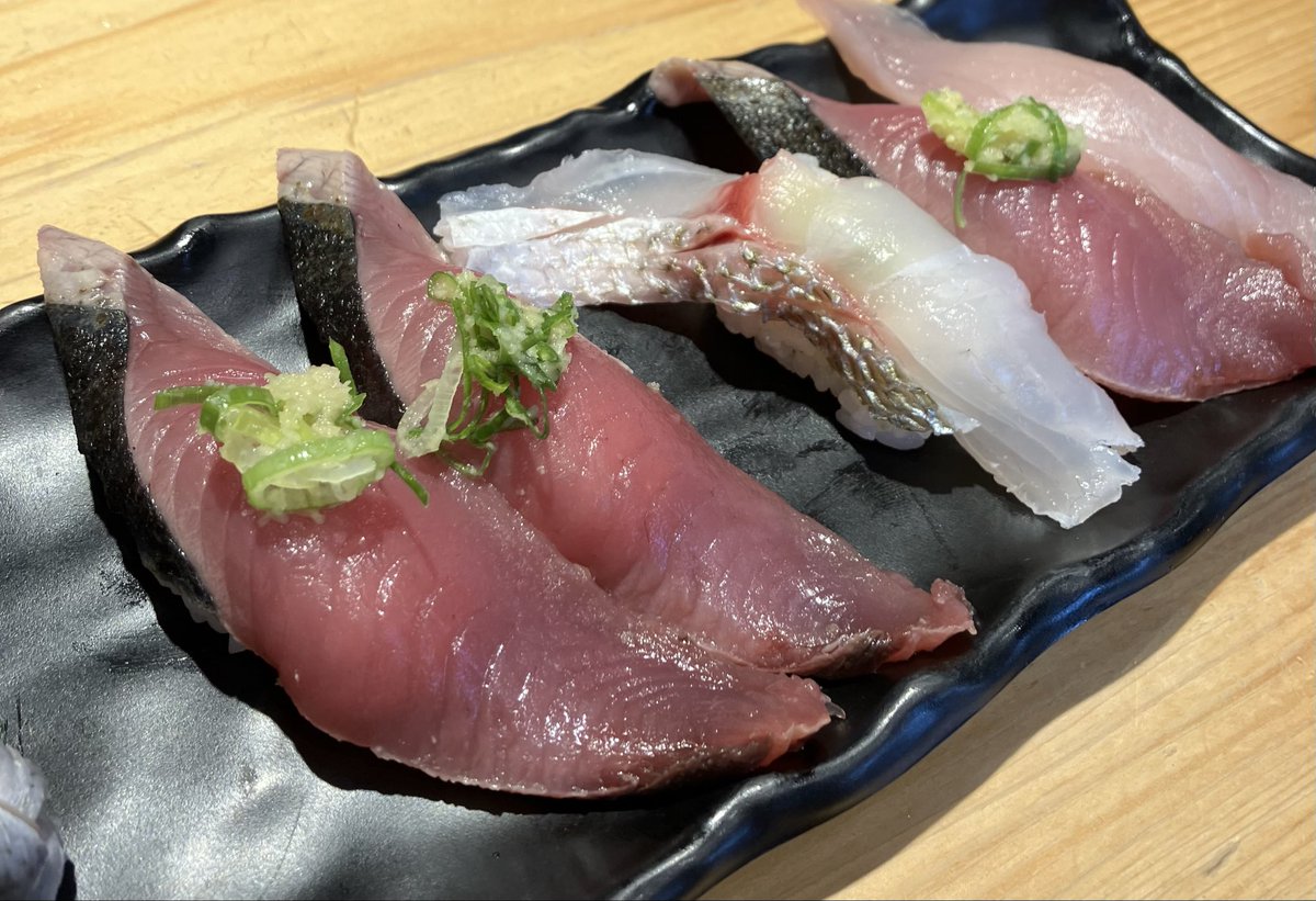 wtg23's tweet photo. 静岡市御殿場アウトレット

沼津魚がし鮨 御殿場アウトレット店

コハダ　カツオ　静岡の地魚

カツオは絶品でした‼︎

平日の3時過ぎ　
待ち時間なく入店できました。

美味しいお店♡ https://t.co/jdST5hfZLm