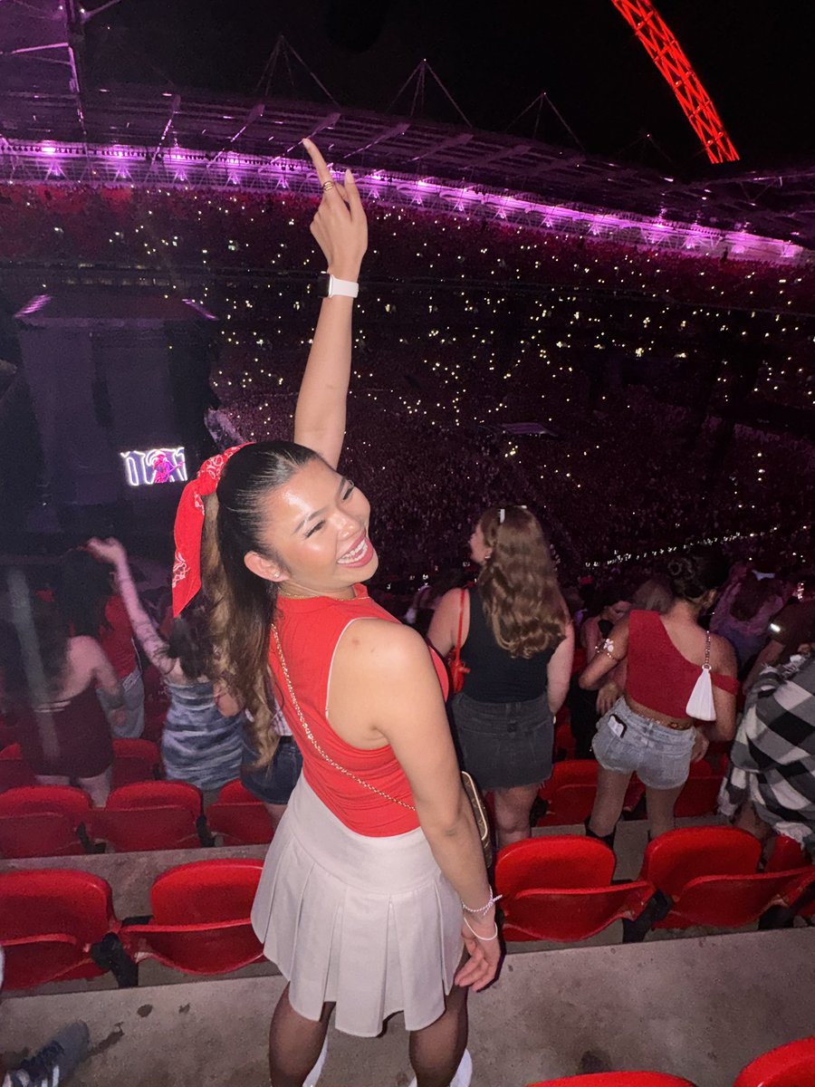 maylisazzz's tweet photo. After 15 years, I finally got to experience a Bruno Mars concert! 
What an incredible night. It brought back so many memories and felt just like the good old days. Every moment was worth the wait. ❤️🎤 #brunomars #wembleystadium https://t.co/669dnDtcsA