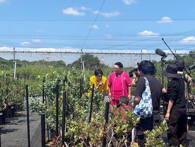kashiwa_citypr's tweet photo. ／
8/2(日)13:05～ #NHK 総合(関東地方のみ)
「首都圏いちオシ！#笑ったび」に
#柏市 登場☺️
＼
実力派お笑い芸人 #三拍子 による旅バラエティー番組🚙1日目は市内各所でロケを行い🌳2日目は柏の葉で漫才ライブの公開収録を行いました🎙

果たしてどんな柏ネタが漫才に?! お見逃しなく✨
#柏ロケ https://t.co/yAeKejrkyt