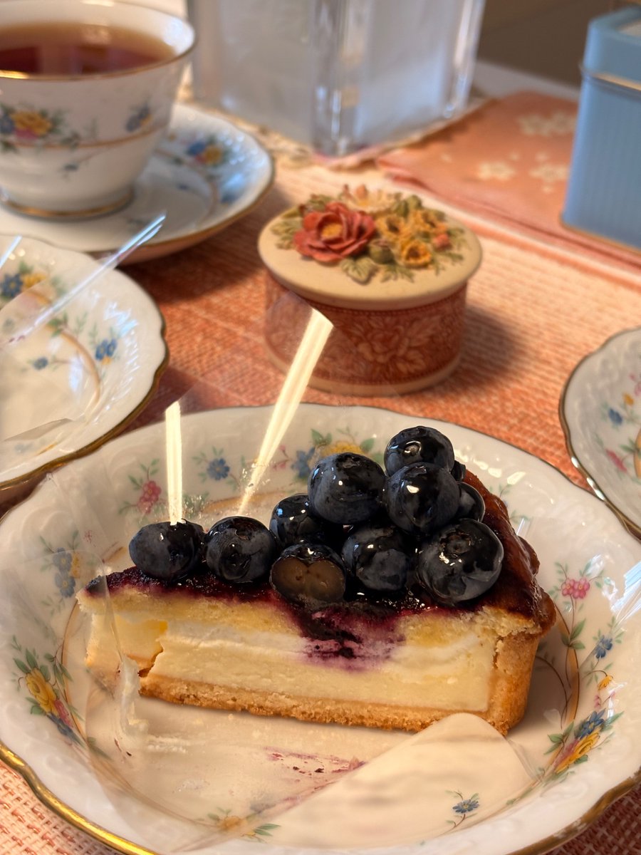 ahyodo78's tweet photo. 茶珈さんでテイクアウトしたブルーベリータルト🥧🫐
みずみずしい甘みで美味しかったです✨

本日のお仕事終わりに、茶葉から淹れたアールグレイを合わせて頂きました🫖 https://t.co/QYWqzWGsxt