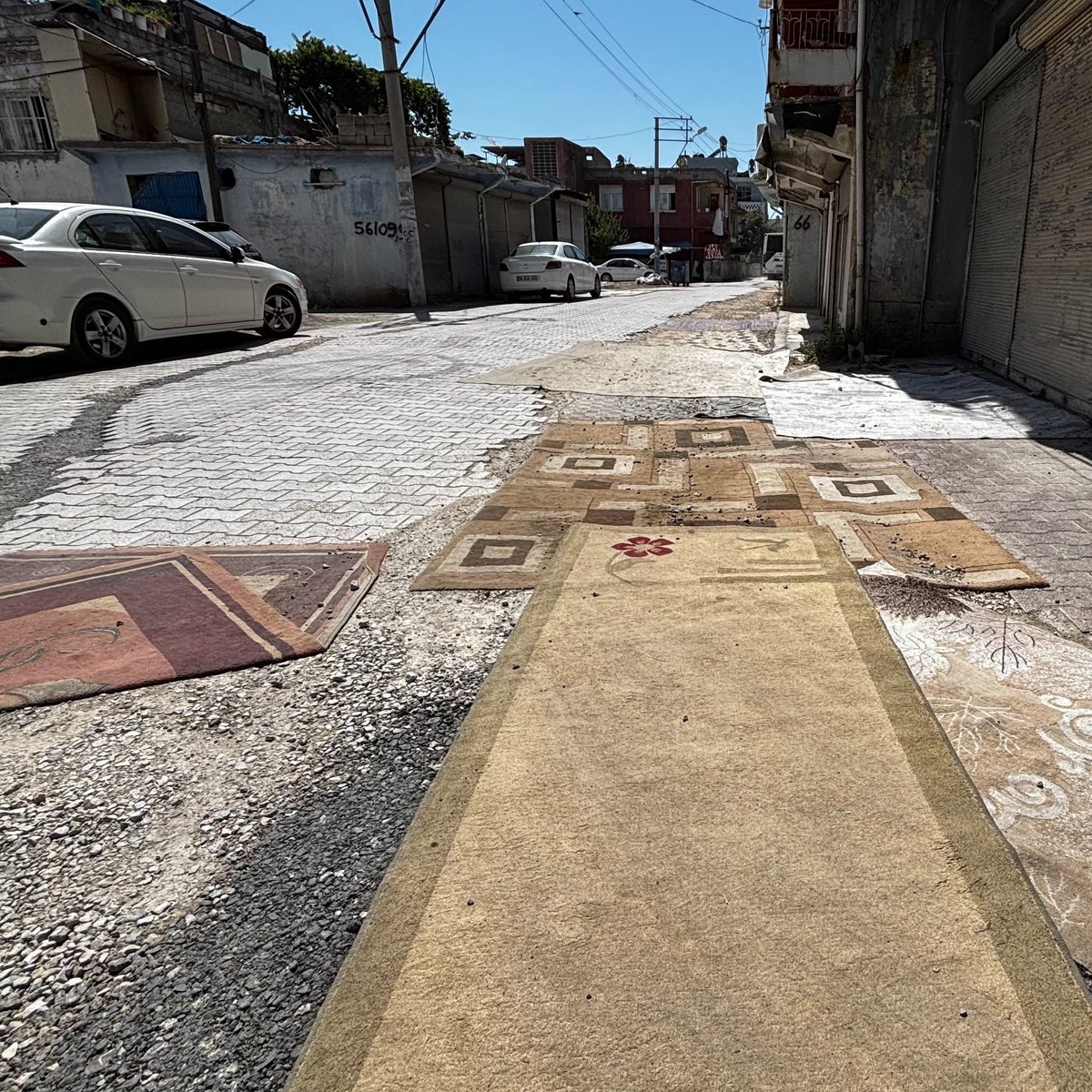 pusholder's tweet photo. Adana'da vatandaşlar, asfaltlanmayan bozuk yollara halı serdi. https://t.co/Q2RvuKebeR