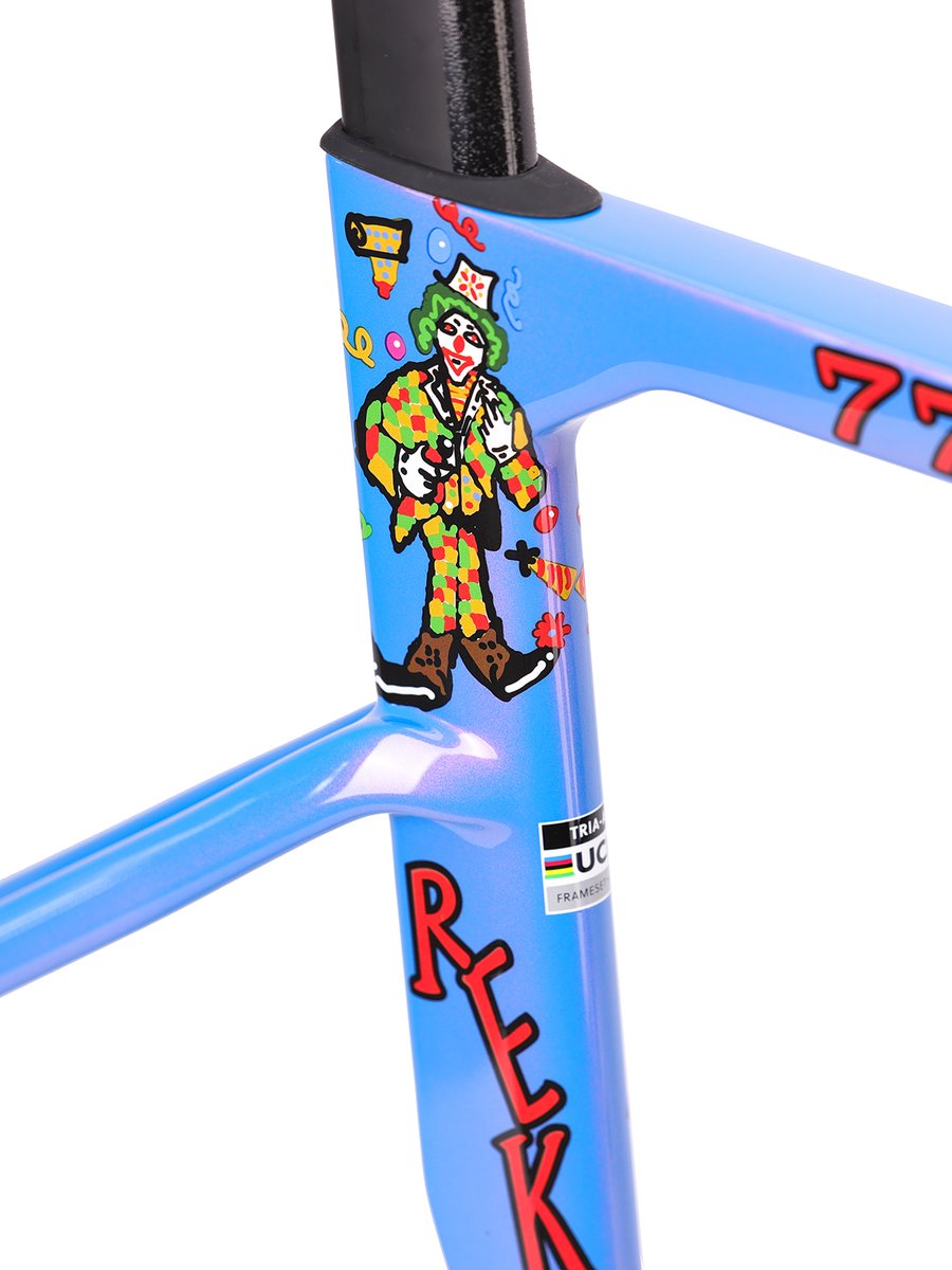 icancycling's tweet photo. Customer designs their own chameleon painting— ICAN road bike A9  pure main character energy🦎💙
��https://t.co/ogFmu8JSb9
#icancycling #roadbike #rider #framepainting https://t.co/OzgvxvXnsE