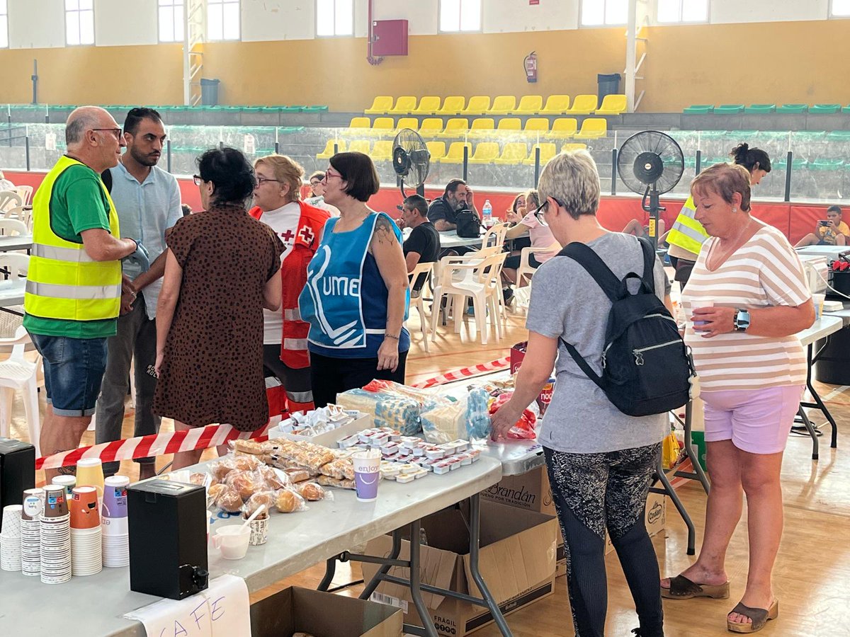 CruzRojaCS's tweet photo. 🚨 Un día más amanece en los albergues que gestiona @cruzrojaesp en Castellón, nuestros equipos atienden el desayuno y necesidades de las 178 personas que pernoctaron hoy, evacuadas por el incendio de la Vall d'Uixó: 74 en Onda, 54 en Nules y 50 en Moncofa. https://t.co/Z8LEEkXyQM