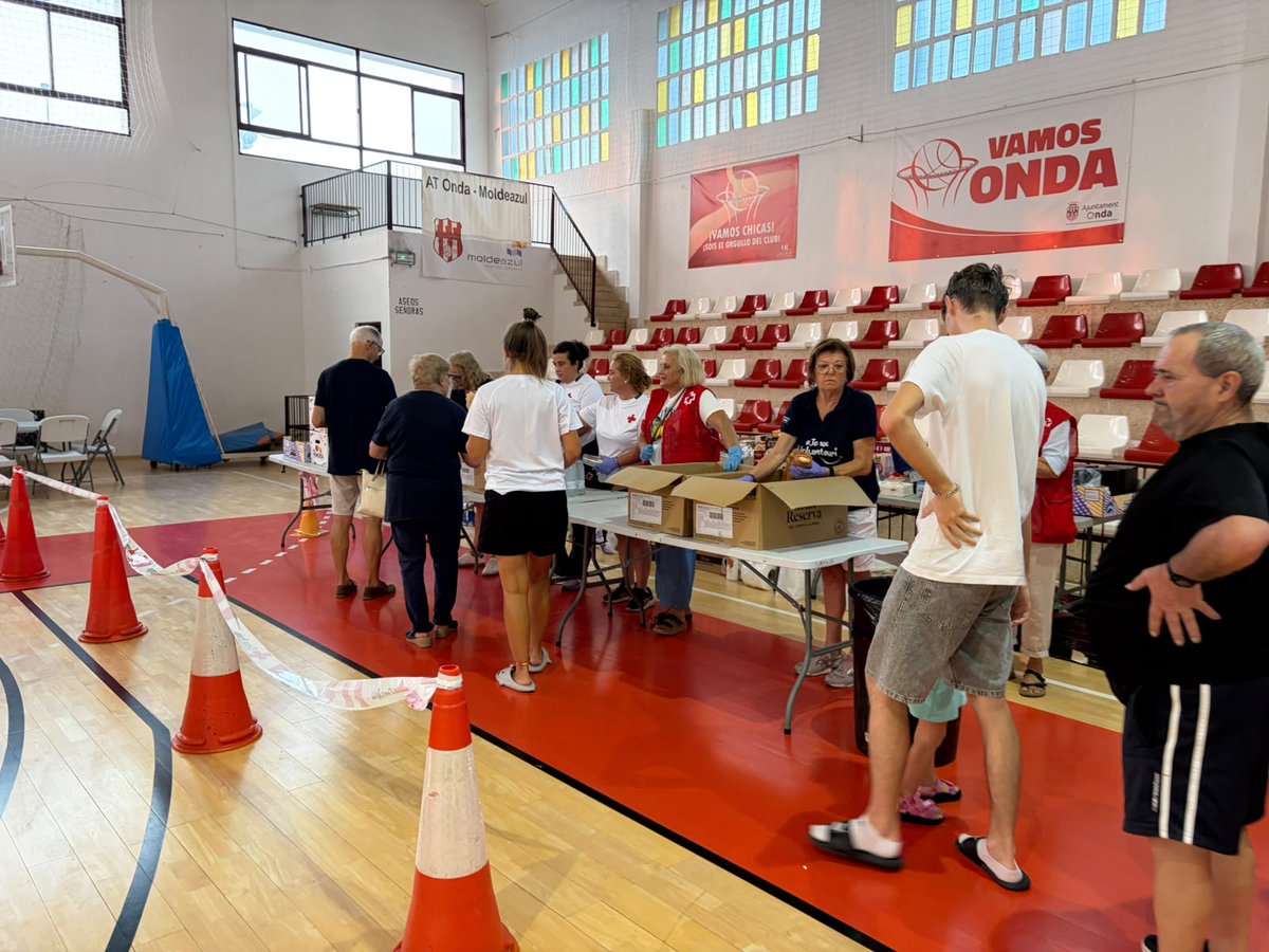 CruzRojaCS's tweet photo. 🚨 Un día más amanece en los albergues que gestiona @cruzrojaesp en Castellón, nuestros equipos atienden el desayuno y necesidades de las 178 personas que pernoctaron hoy, evacuadas por el incendio de la Vall d'Uixó: 74 en Onda, 54 en Nules y 50 en Moncofa. https://t.co/Z8LEEkXyQM