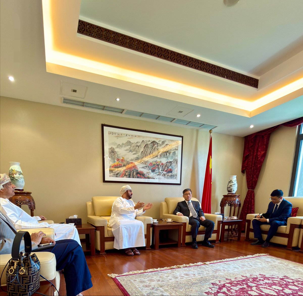 OmanchinaF's tweet photo. في إطار تعزيز التعاون العُماني الصيني، التقى رئيس جمعية الصداقة العُمانية الصينية الدكتور خالد السعيدي ونائب الرئيس محسن البلوشي، بسعادة السفير الصيني في مقر السفارة اليوم.

وشهد اللقاء بحث سبل تعزيز التعاون المشترك ومناقشة التحضيرات لملتقى الصداقة والتعاون العُم��ني الصيني القادم https://t.co/lXBqjT3jKi